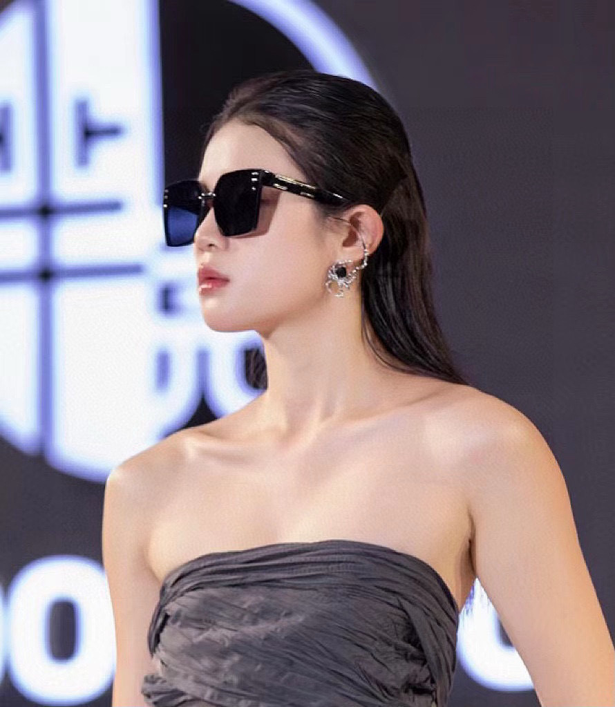   GUCCI 2025开春新款 最新款方框太阳镜 各路网红纷纷带起气场满分‼️ 俏皮甜美.上脸效果更佳