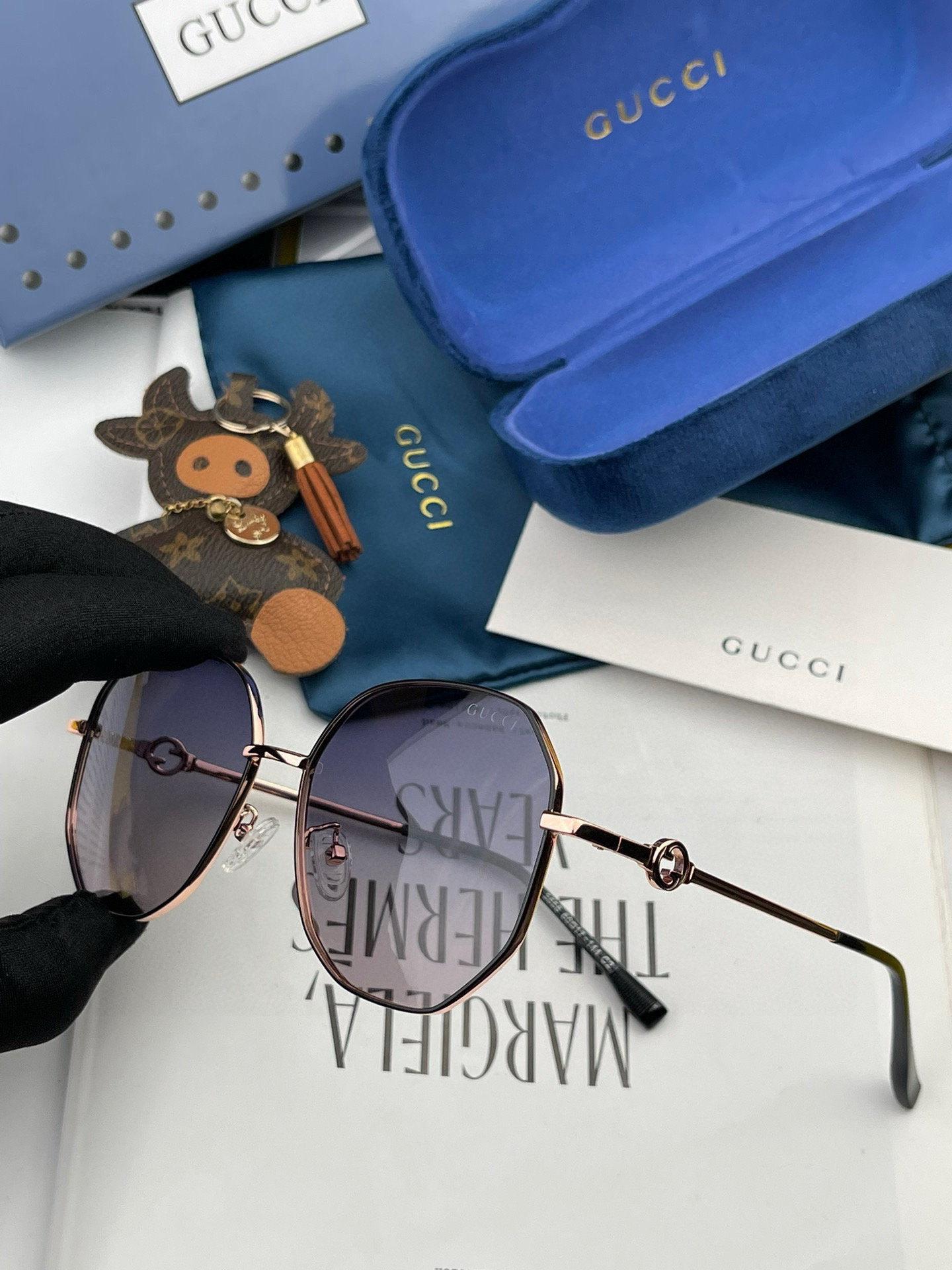   超好看 潮酷【GUCCI】古驰 新款款太阳镜以独特魅力和前卫风格诠释春夏最新眼镜，以方框设计两边经典