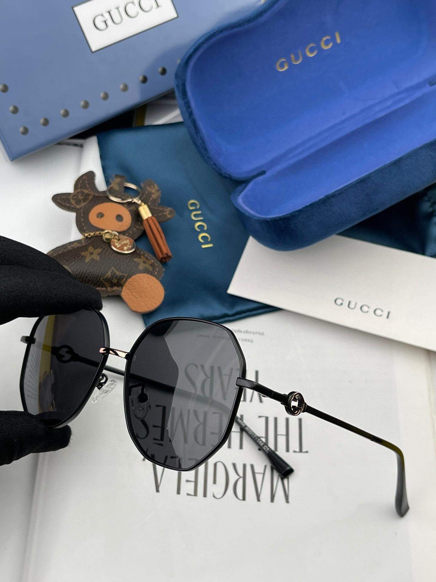   超好看 潮酷【GUCCI】古驰 新款款太阳镜以独特魅力和前卫风格诠释春夏最新眼镜，以方框设计两边经典