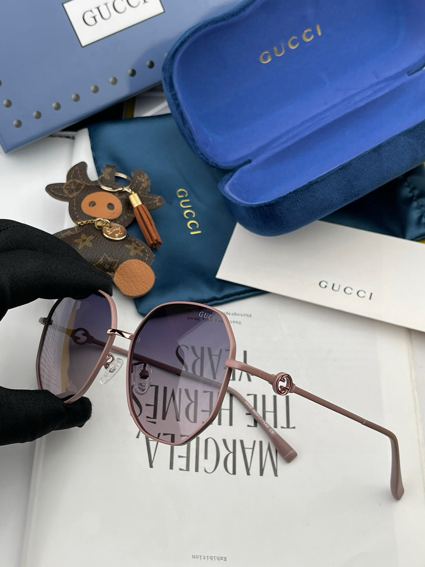   超好看 潮酷【GUCCI】古驰 新款款太阳镜以独特魅力和前卫风格诠释春夏最新眼镜，以方框设计两边经典