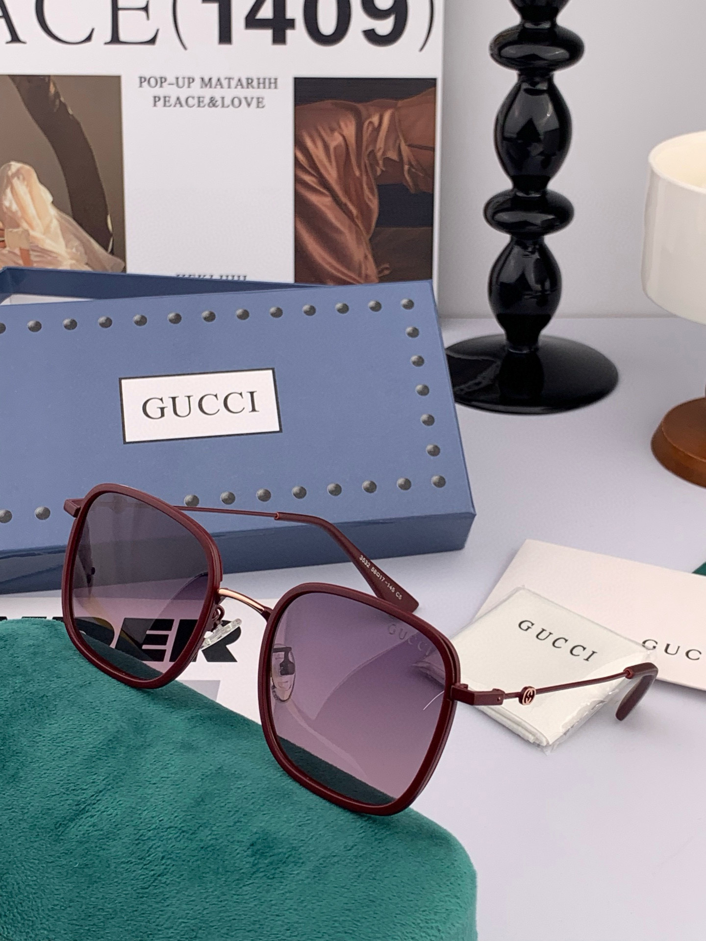  Gucci   经典的方框设计，不挑脸型，无论搭配大衣还是连衣裙都非常显气质尼龙偏光镜片预防紫外线 型