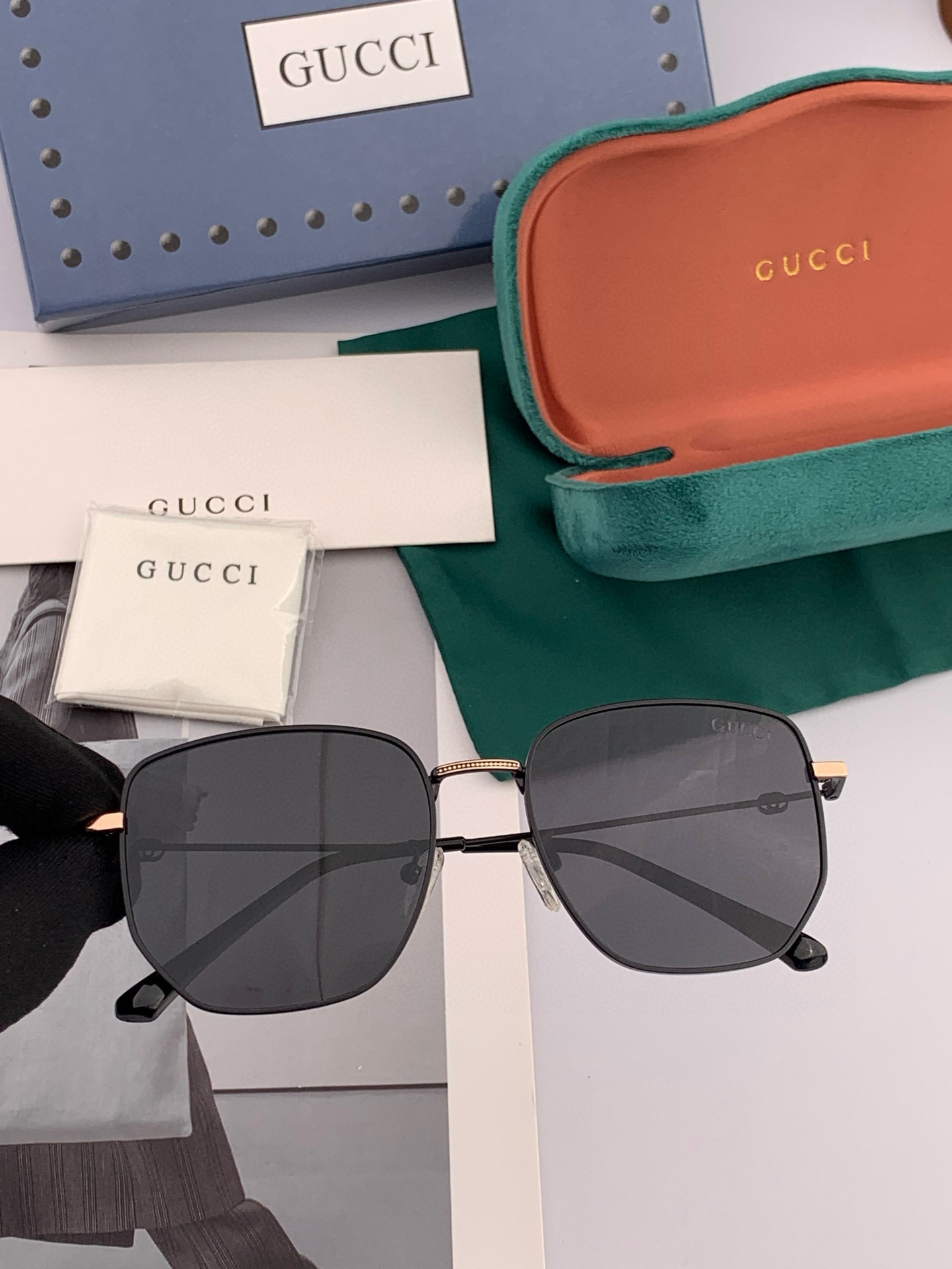  Gucci   经典的方框设计，不挑脸型，无论搭配大衣还是连衣裙都非常显气质尼龙偏光镜片预防紫外线 型