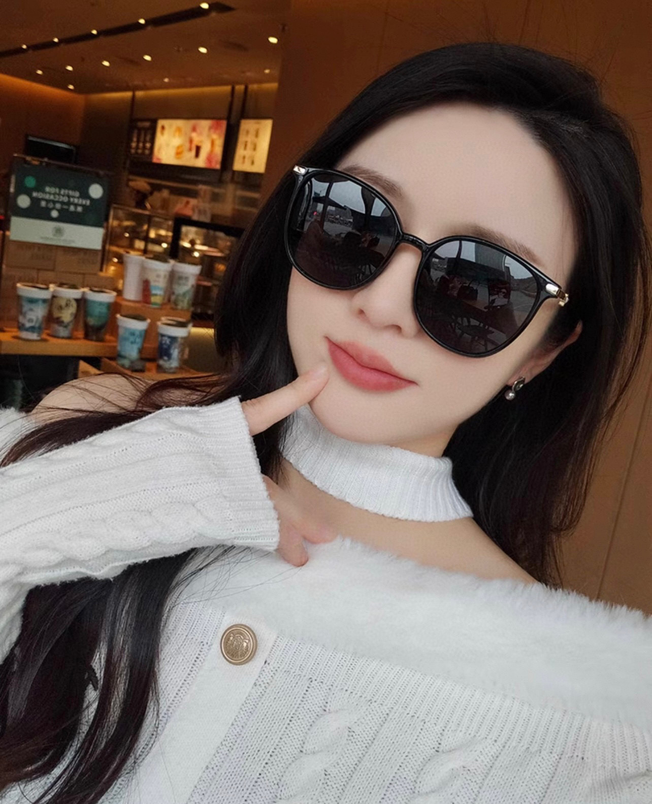  新品CHANEL 香奈儿太阳镜以独特魅力和前卫风格诠释春夏最新眼镜，以方框设计两边经典小香珍珠做点缀，