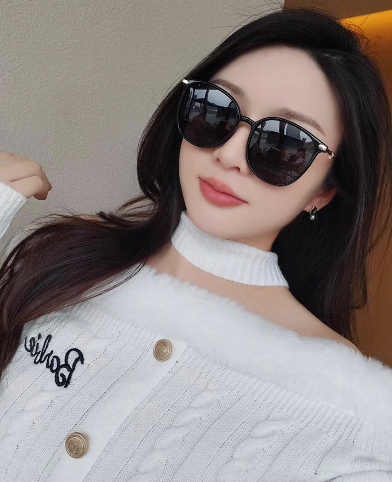  新品CHANEL 香奈儿太阳镜以独特魅力和前卫风格诠释春夏最新眼镜，以方框设计两边经典小香珍珠做点缀，