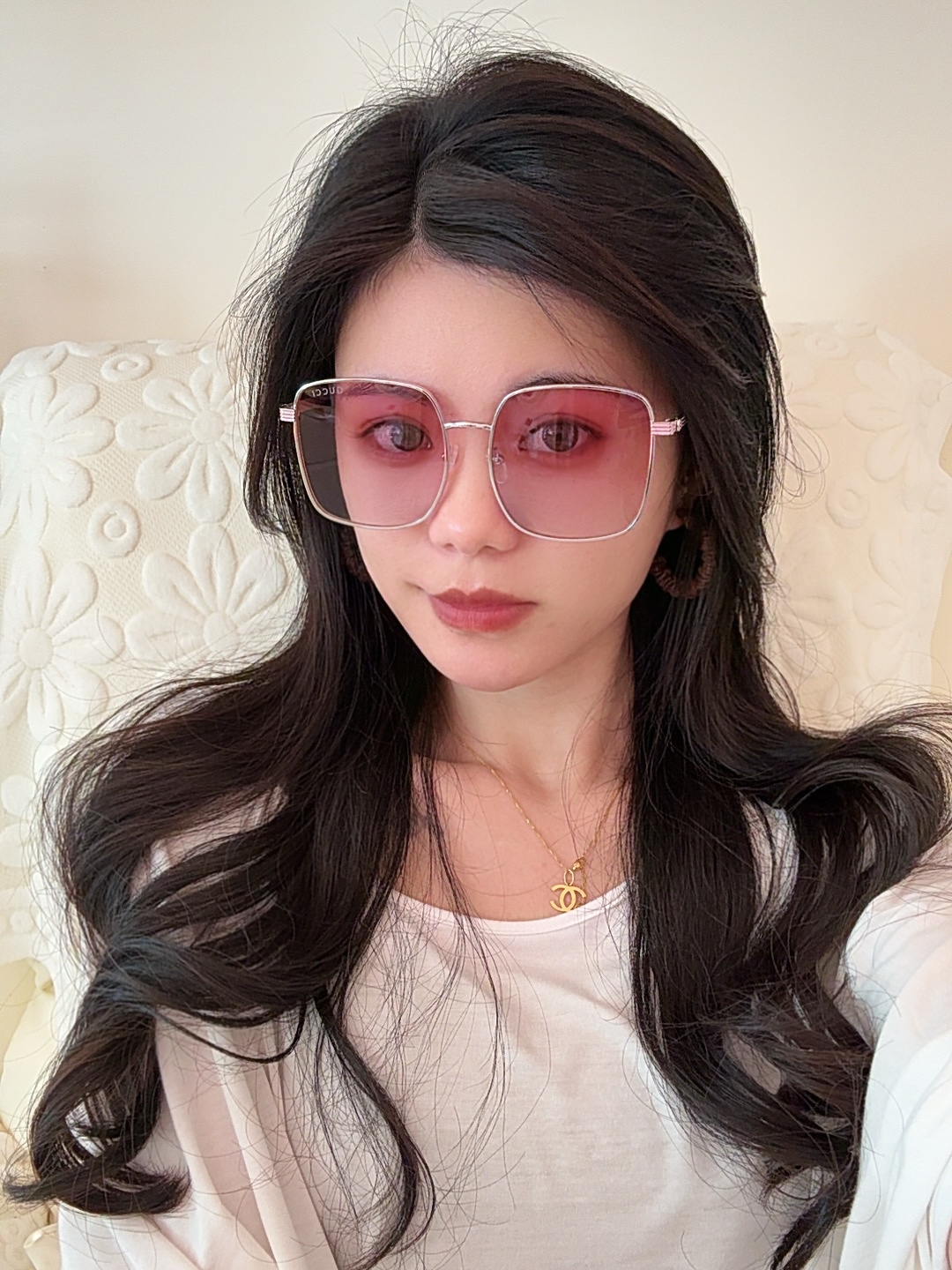   Gucci墨镜2025新款  。  方框设计再优雅的同时还能在视觉上修饰脸型，敲显脸小，不挑脸型 复