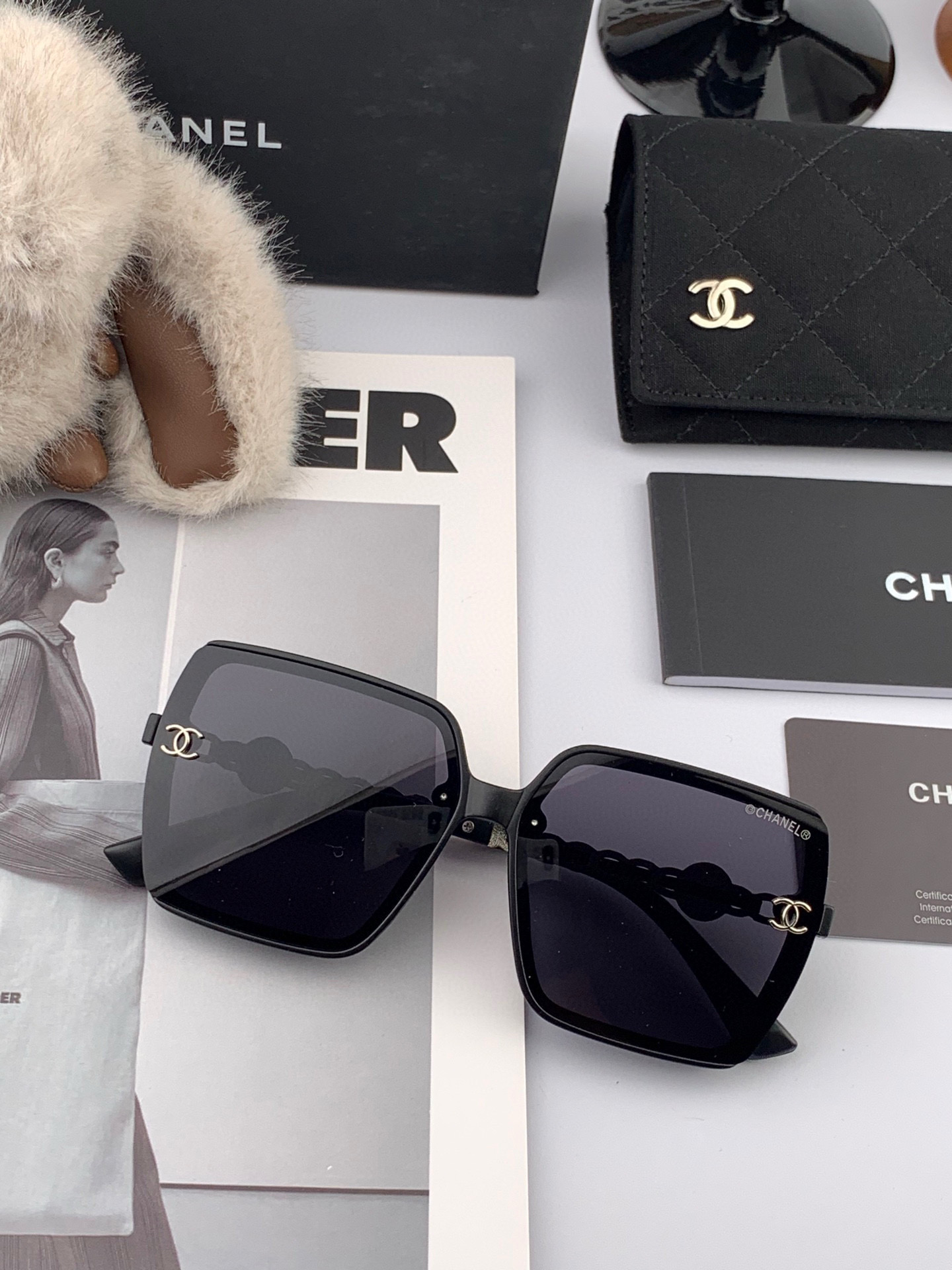    新品CHANEL 香奈儿太阳镜以独特魅力和前卫风格诠释春夏最新眼镜，质感超好佩带舒适 型号：CH7