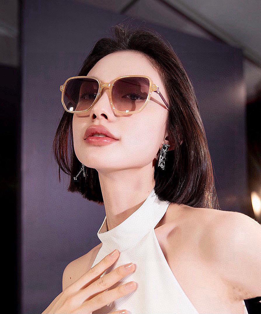   GUCCI 2025开春新款 最新款方框太阳镜 各路网红纷纷带起气场满分‼️ 俏皮甜美.上脸效果更佳