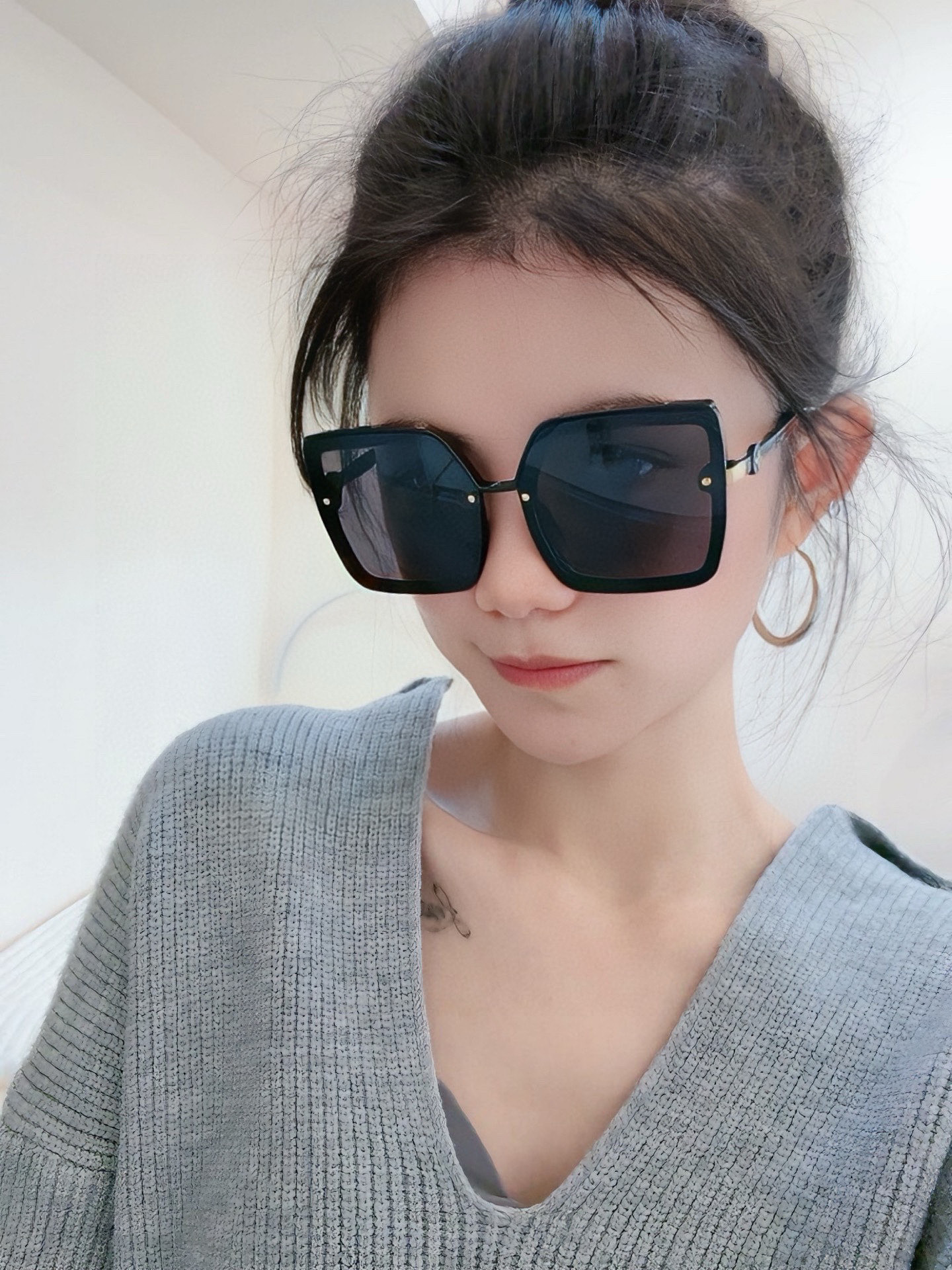 NO:256799,【TR polarization series】lv large frame sunglasses sunglasses classic square frame design, not picky about face shape, it shows temperament, whether paired with a coat or a dress, polarized lenses prevent UV rays Model model L081 glasses sunglasses, glasses, louis vuitton, skirts19860909【TR偏光系列】lv大框太阳镜墨镜经典的方框设计,不挑脸型,无论搭配大衣还是连衣裙都非常显气质偏光镜片预防紫外线 型号型号L081眼镜墨镜太阳镜,眼镜,louis vuitton,skirts,glasses