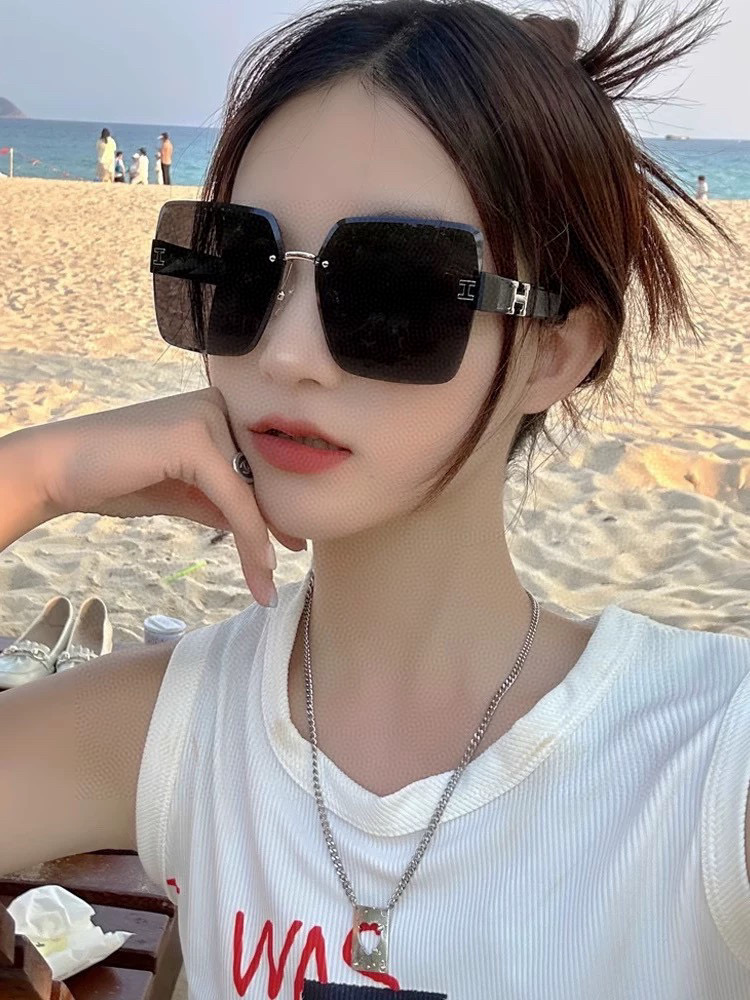 NO:256329,Hermes classic square frame design, not picky about face shape, it looks very elegant whether it is matched with a coat or a dress, lenses prevent UV rays. Model H2101 glasses sunglasses sunglasses, glasses, hermes, skirts19860909爱马仕经典的方框设计,不挑脸型,无论搭配大衣还是连衣裙都非常显气质镜片预防紫外线 型号H2101眼镜墨镜太阳镜,眼镜,hermes,skirts,glasses