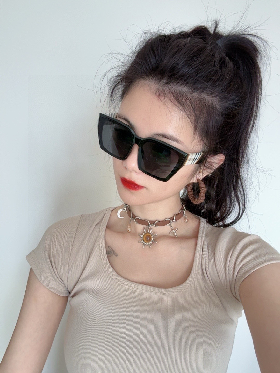 NO:256335,Original shipment Burberry Internet celebrity super popular classic luxury global style [strong] [cool] [kiss] Fashion square frame sunglasses [satisfaction] Extraordinary temperament Classic large frame style sunglasses [basketball] Top quality Luxury logo Genuine board quality Model B9132 glasses sunglasses sunglasses, glasses, burberry19860909原版出货 巴宝莉网红超爆款经典奢华全球风[强][酷][亲亲] 时尚方框太阳镜[得意] 气质非凡 经典大框款式太阳眼镜[篮球] 顶级品质 奢华logo 正版板材质量 型号B9132眼镜墨镜太阳镜,眼镜,burberry,glasses