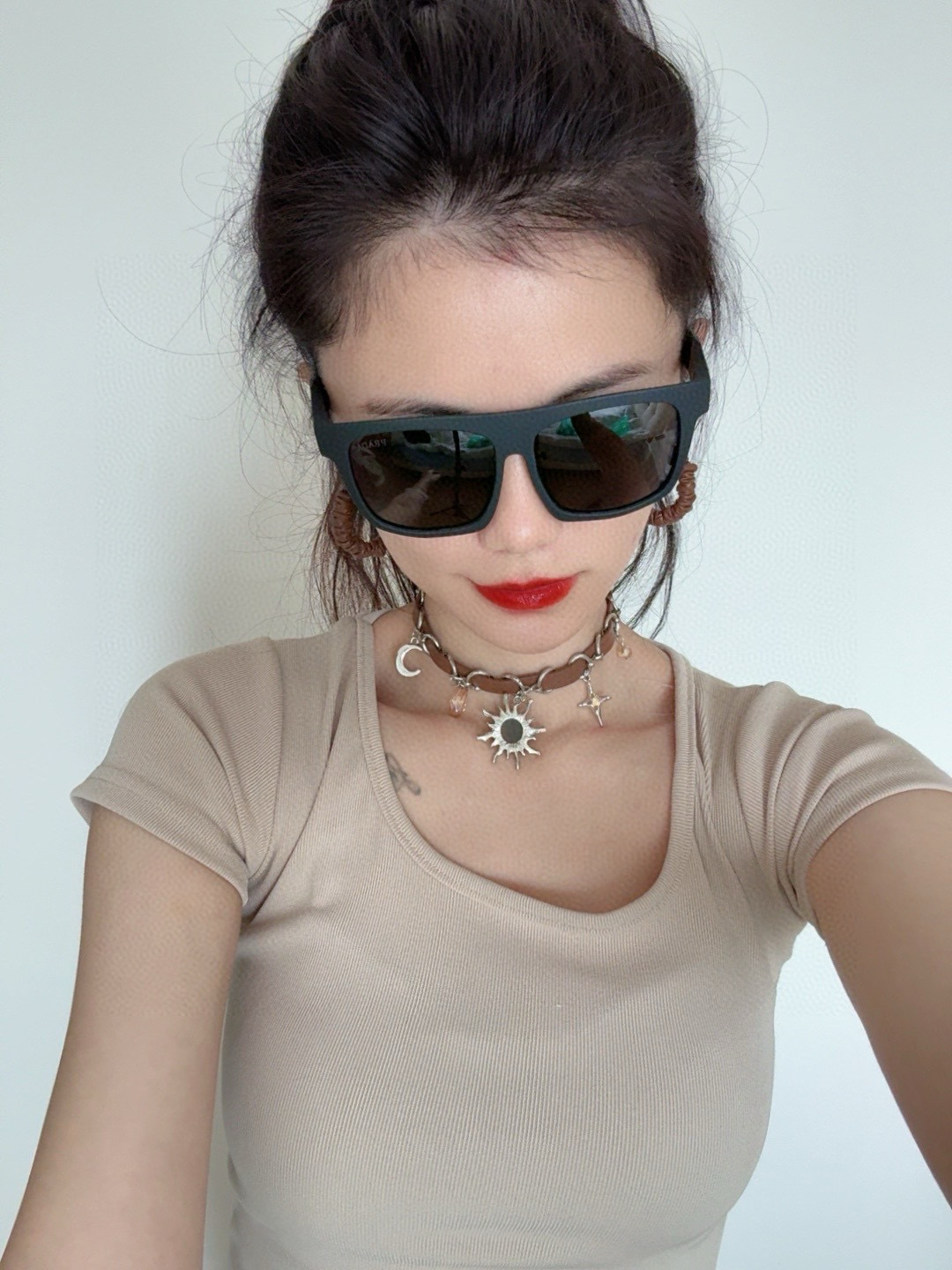 NO:256373,Prada Square frame sunglasses sunglasses classic square frame design, not picky about face shape, it shows temperament no matter how you match it, prevent ultraviolet rays Model glasses sunglasses, glasses, prada19860909普拉达 方框太阳镜墨镜经典的方框设计,不挑脸型,无论怎么搭配都非常显气质 预防紫外线 型号型号眼镜墨镜太阳镜,眼镜,prada,glasses