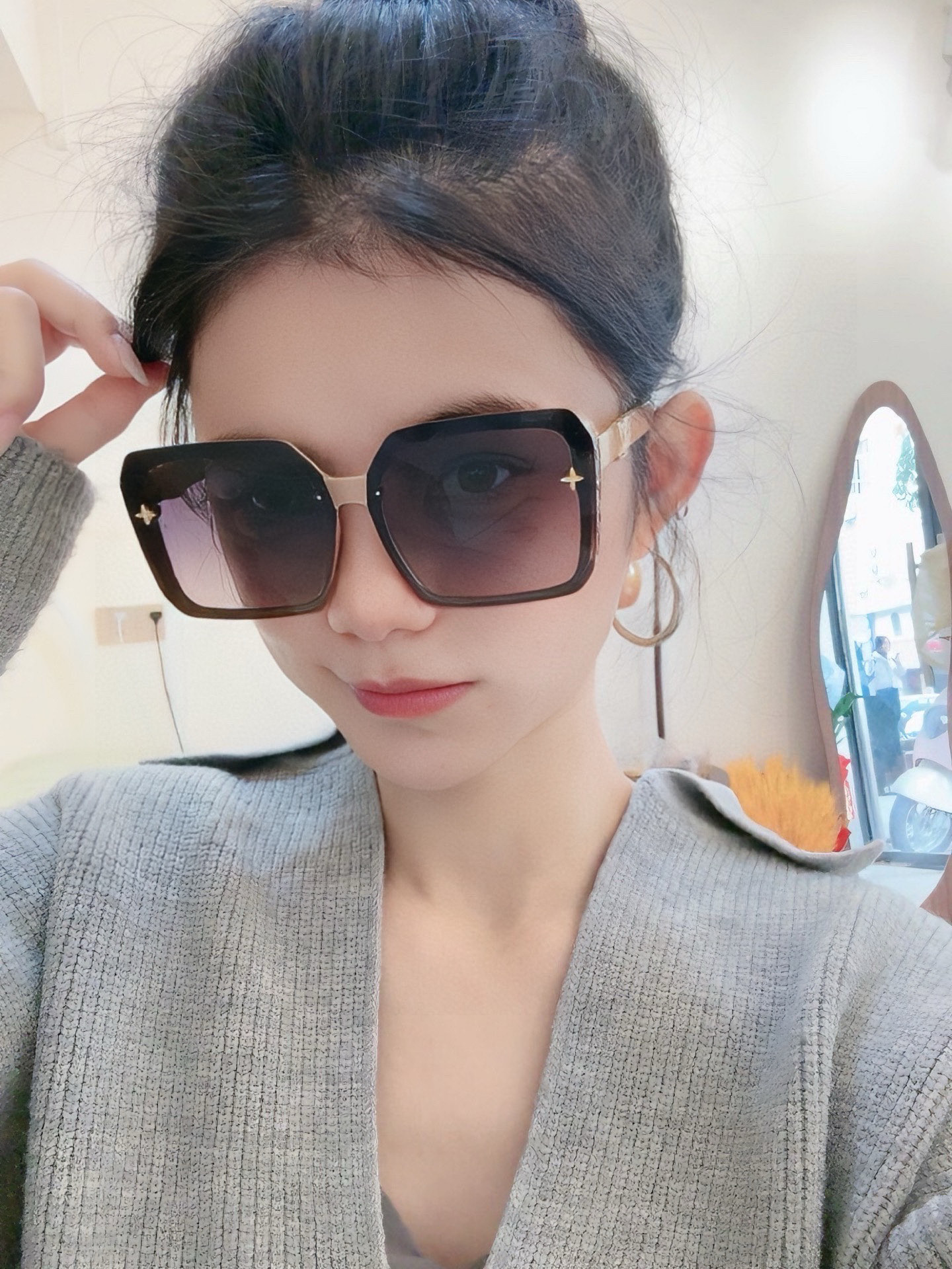 NO:256379,LV 2025 new spring model trendy fashion square frame sunglasses high quality comfortable to wear Internet celebrity trendy sunglasses Model L8148 glasses sunglasses sunglasses, glasses, louis vuitton19860909LV 2025年开春新款 潮流爆款 时尚方框太阳镜 高品质 佩戴舒适 网红潮款墨镜 型号L8148眼镜墨镜太阳镜,眼镜,louis vuitton,glasses