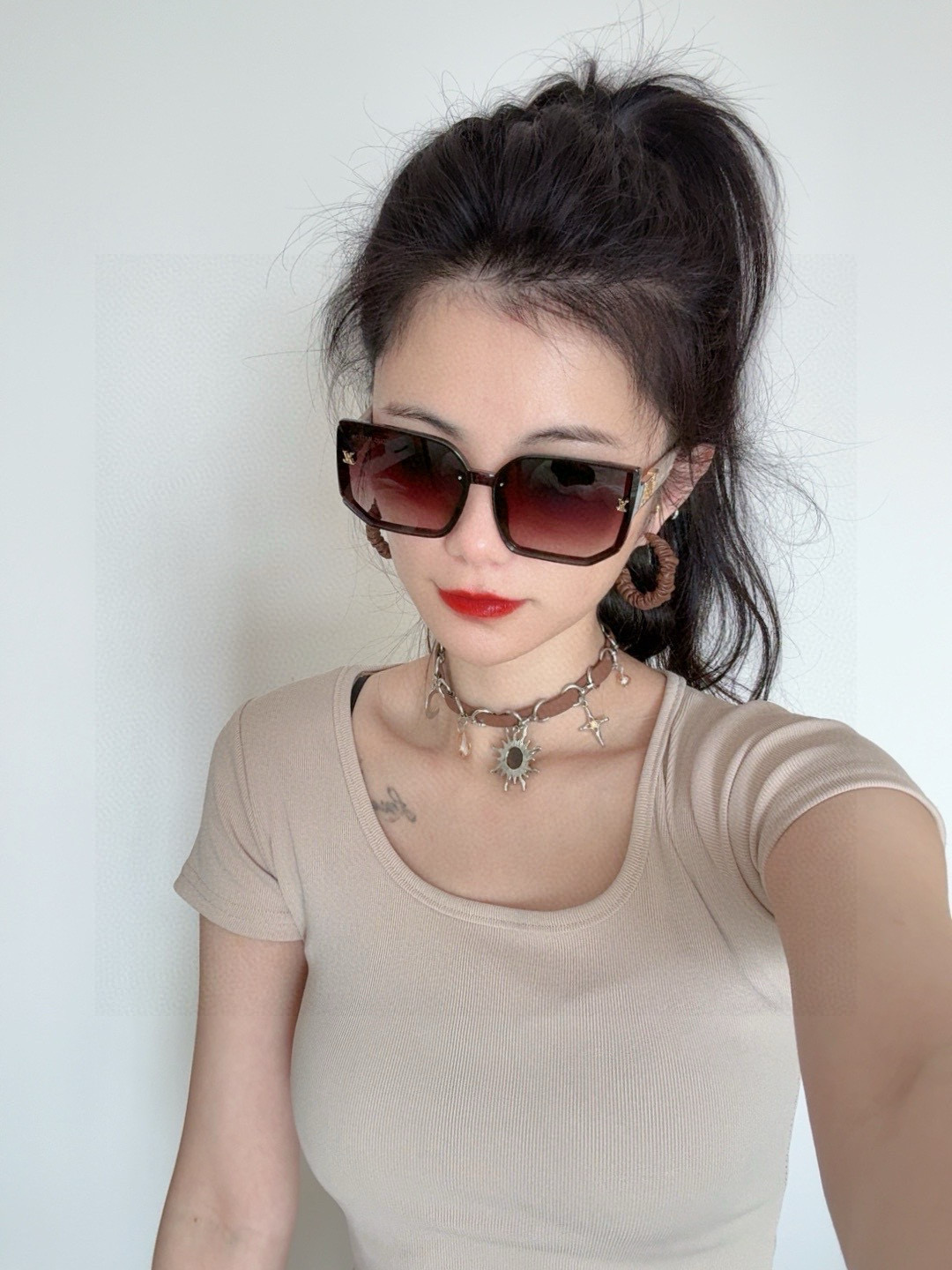 NO:256391,LV 2025 new women's square frame sunglasses driving sunglasses New sunglasses Fashionable and generous Comfortable and light Exquisite and luxurious Ultralight Model L8130 glasses Sunglasses Sunglasses, glasses, louis vuitton19860909LV 2025新款女士方框太阳眼镜 开车墨镜 新款太阳镜 时尚大方 舒适轻盈 精致奢华 超轻 型号L8130眼镜墨镜太阳镜,眼镜,louis vuitton,glasses