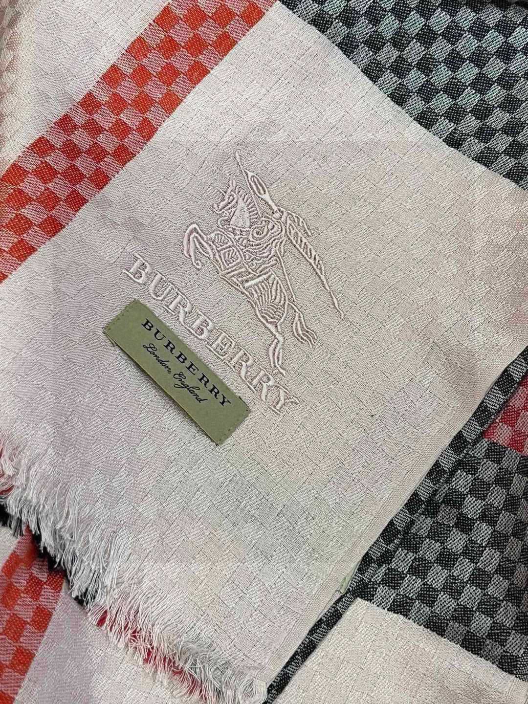    【巴宝莉】...刺绣战马✨进口尼泊尔羊绒顶级刺绣围巾....高尖端产物...绝对令人尖叫的品质..