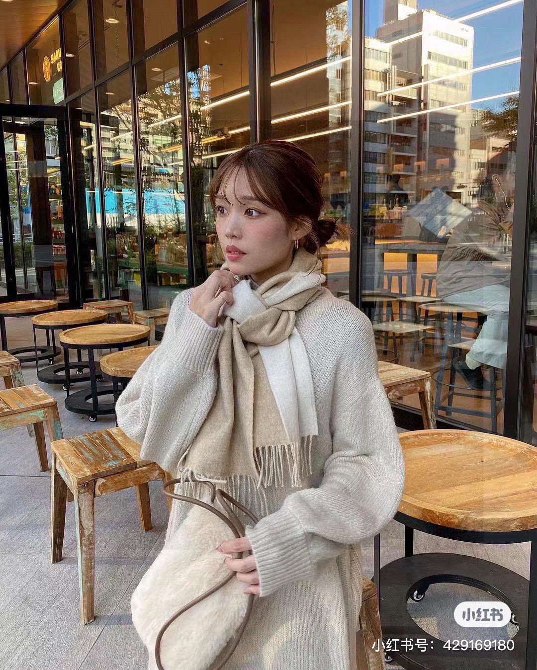 没见过吧,很少有人在柜里见过这条围巾😳当时发售的时候内地给的就特别少,原版是客户在日本中古店买到的