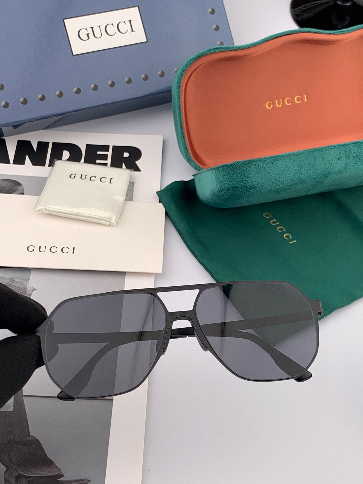        GUCCI 男款炫彩飞行员偏光太阳镜 ❤️材质：高清尼龙加厚卡槽高清偏光镜片 🌹无边框镜架