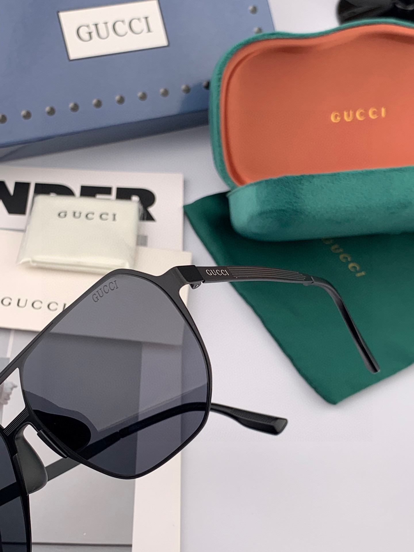        GUCCI 男款炫彩飞行员偏光太阳镜 ❤️材质：高清尼龙加厚卡槽高清偏光镜片 🌹无边框镜架