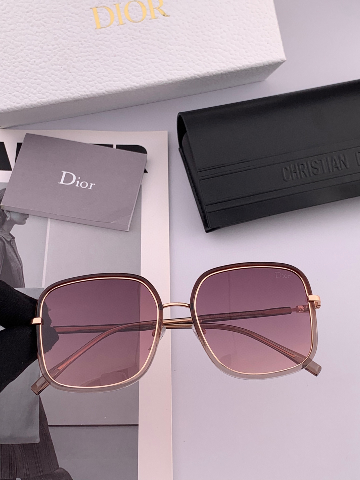  【偏光系列】 DIOR 经典的方框设计，不挑脸型，无论搭配大衣还是连衣裙都非常显气质偏光镜片预防紫外线