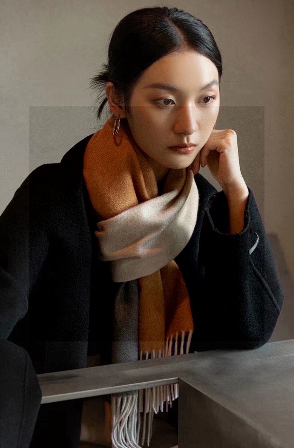  ✨✨太美了😍 爱马仕 美到要尖叫😱专柜最新款🎊英伦欧美范儿「多色渐变」又是一款即时尚又实用的大围巾&长