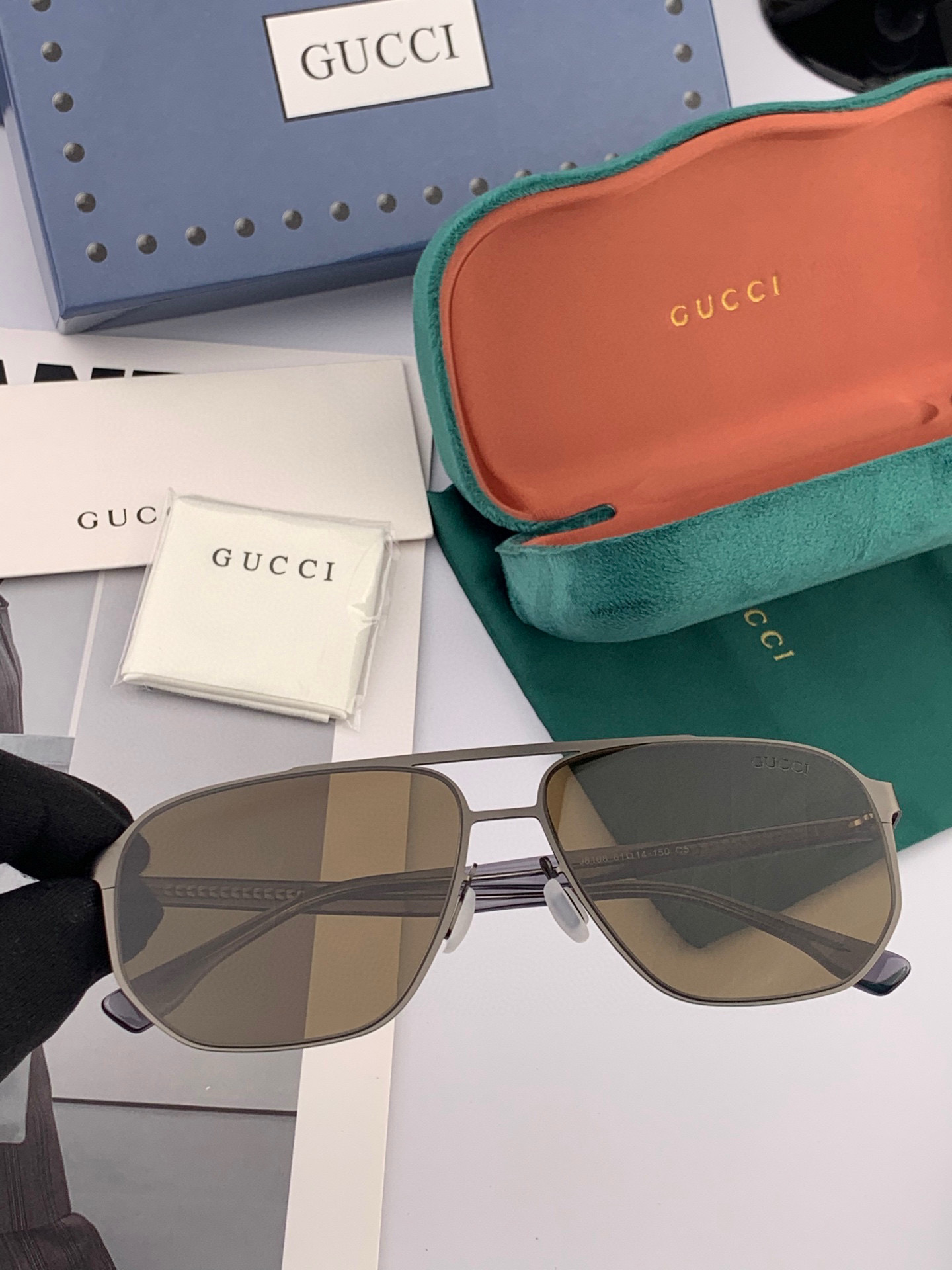        GUCCI 男款炫彩飞行员偏光太阳镜 ❤️材质：高清尼龙加厚卡槽高清偏光镜片 🌹无边框镜架