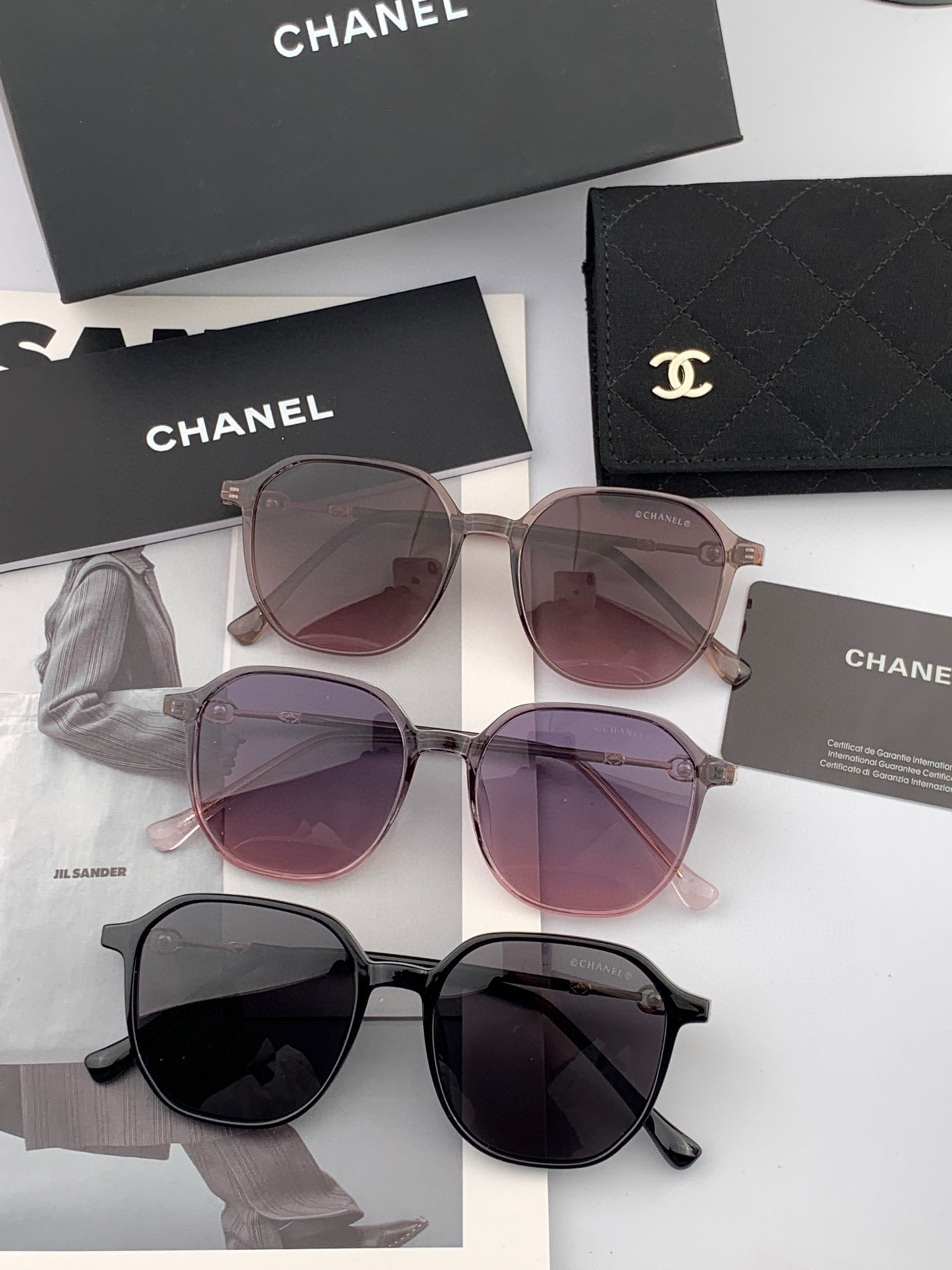  新品CHANEL 香奈儿太阳镜以独特魅力和前卫风格诠释春夏最新眼镜，以方框设计两边经典小香珍珠做点缀，