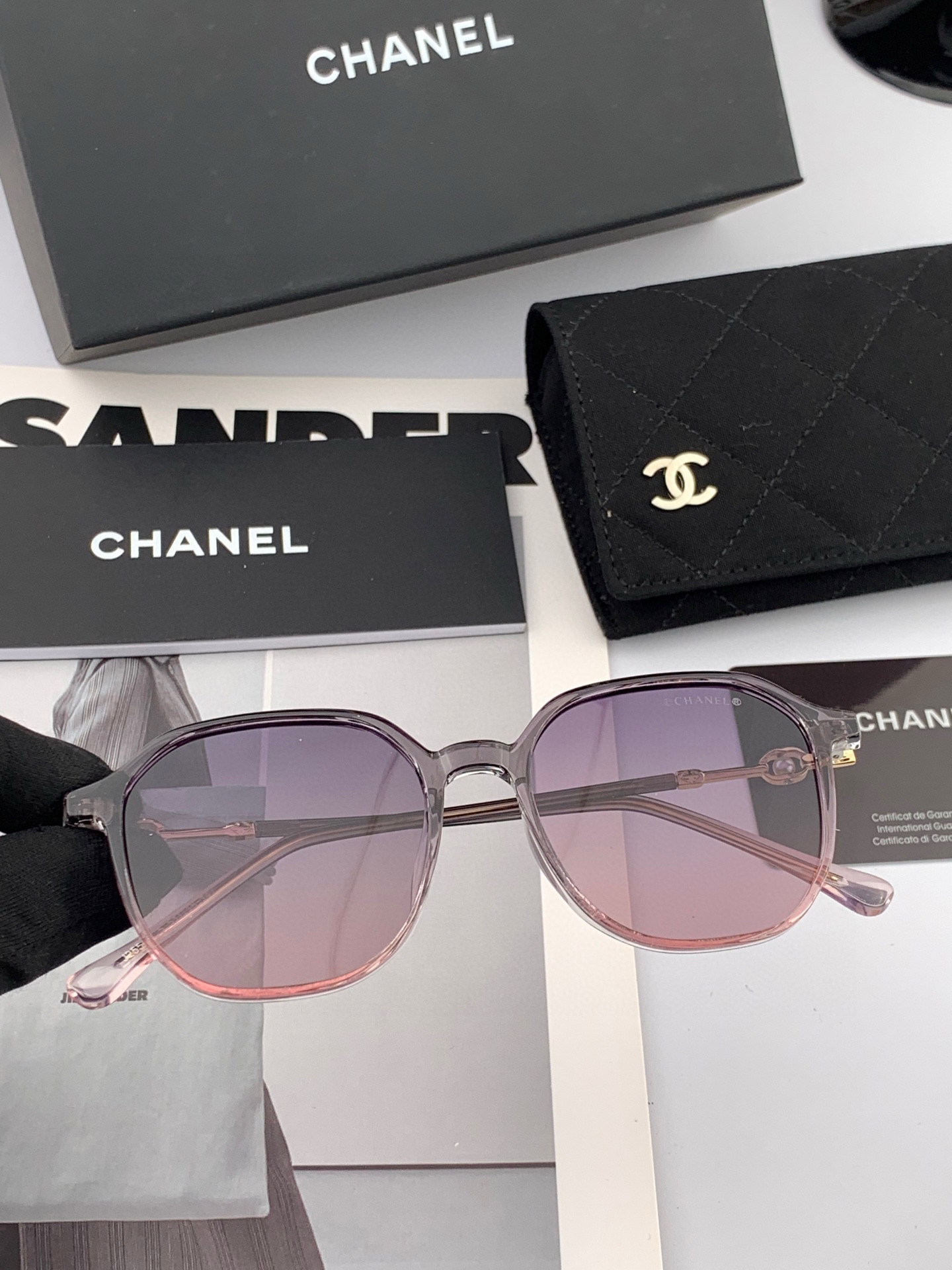  新品CHANEL 香奈儿太阳镜以独特魅力和前卫风格诠释春夏最新眼镜，以方框设计两边经典小香珍珠做点缀，