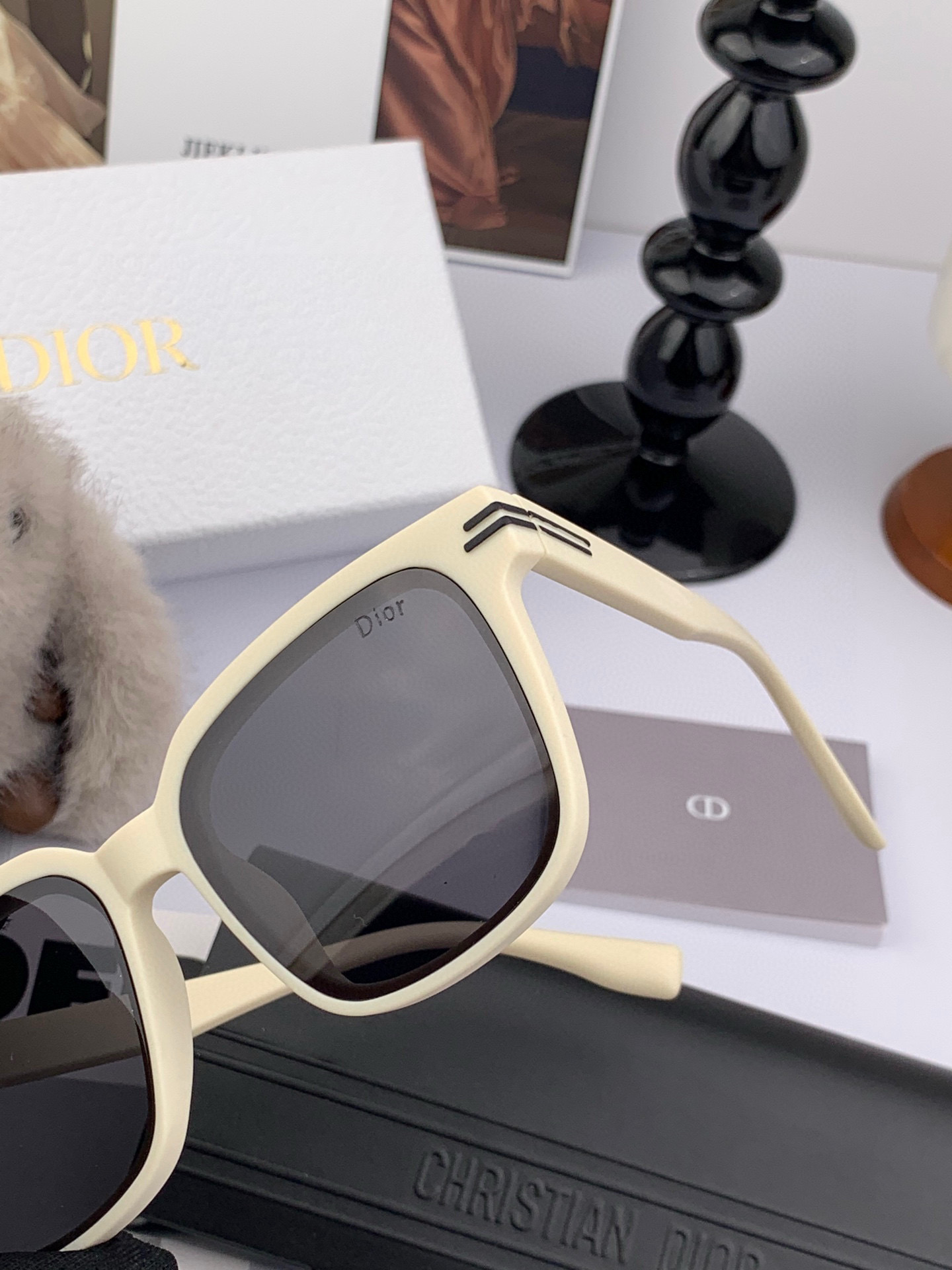  【TR偏光系列】DIOR   经典的方框设计，不挑脸型，无论搭配大衣还是连衣裙都非常显气质尼龙偏光镜片
