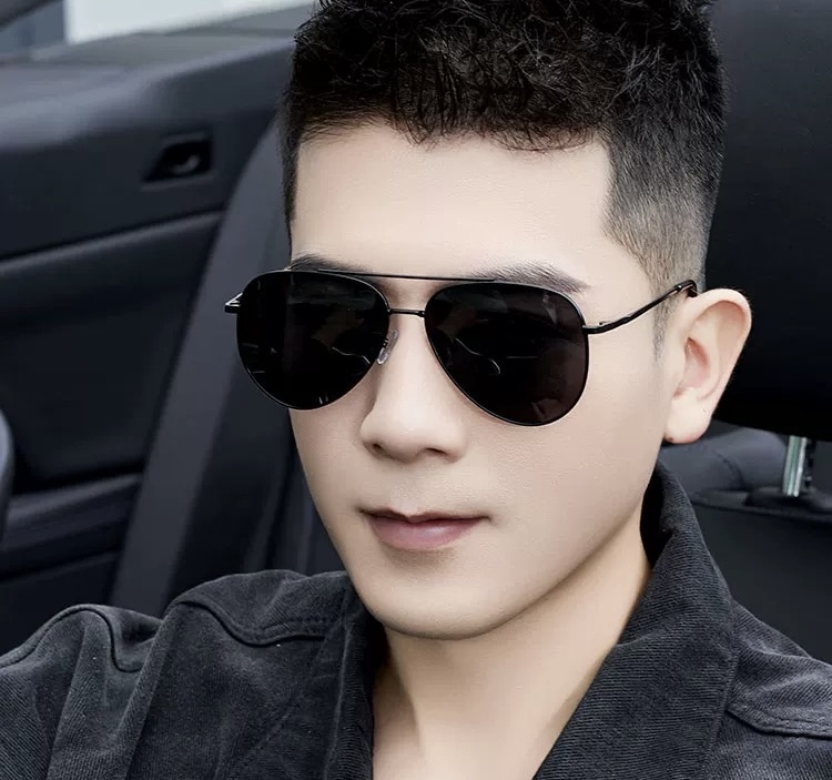       LV 男款炫彩飞行员偏光太阳镜 ❤️材质：高清尼龙加厚卡槽高清偏光镜片 🌹无边框镜架💕颜👍型