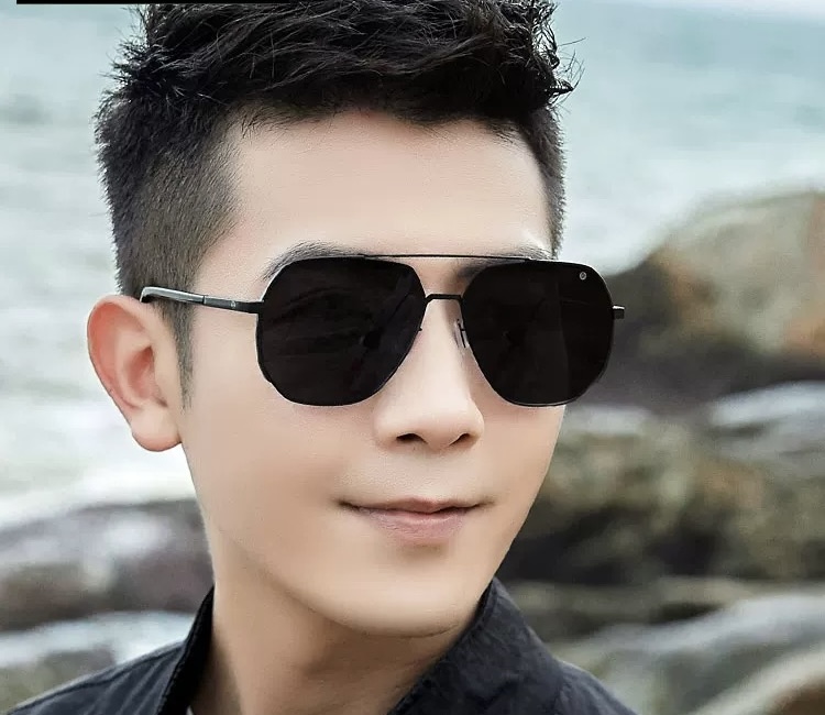       LV 男款炫彩飞行员偏光太阳镜 ❤️材质：高清尼龙加厚卡槽高清偏光镜片 🌹无边框镜架💕颜👍型