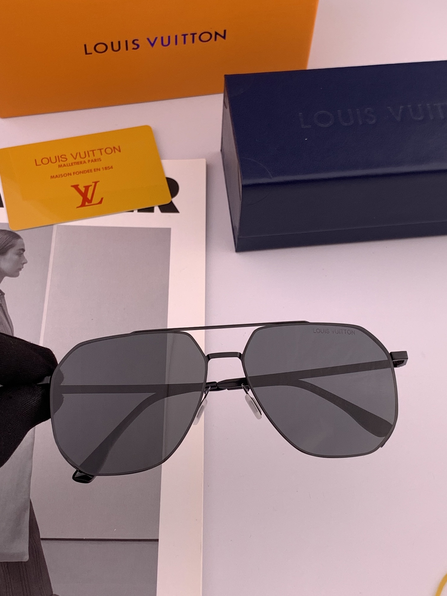       LV 男款炫彩飞行员偏光太阳镜 ❤️材质：高清尼龙加厚卡槽高清偏光镜片 🌹无边框镜架💕颜👍型