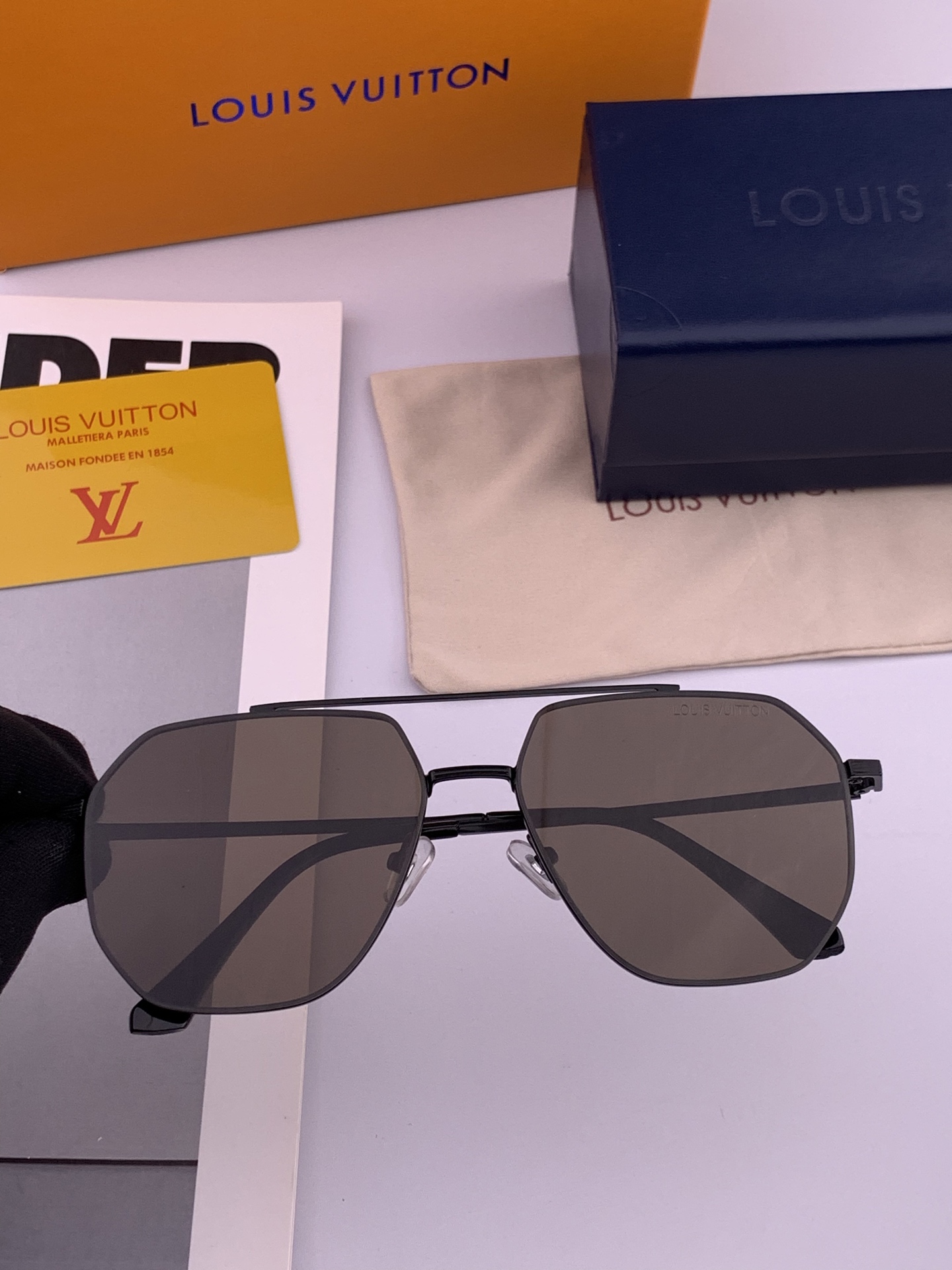       LV 男款炫彩飞行员偏光太阳镜 ❤️材质：高清尼龙加厚卡槽高清偏光镜片 🌹无边框镜架💕颜👍型