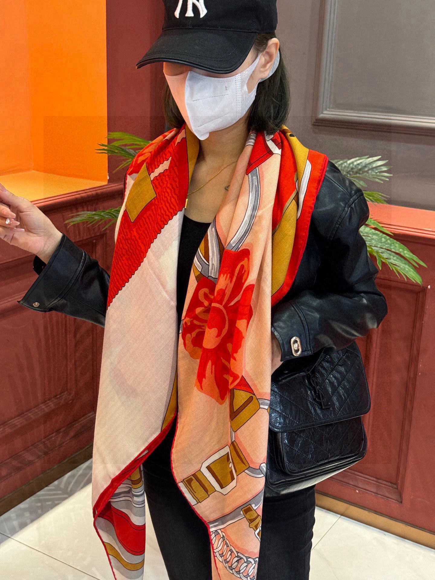   羊绒新款🆕👏👏买了都说好看‼️推荐💕爱马仕双面同色羊绒方巾，【双面同色140】顶级工艺超值‼️爱马仕