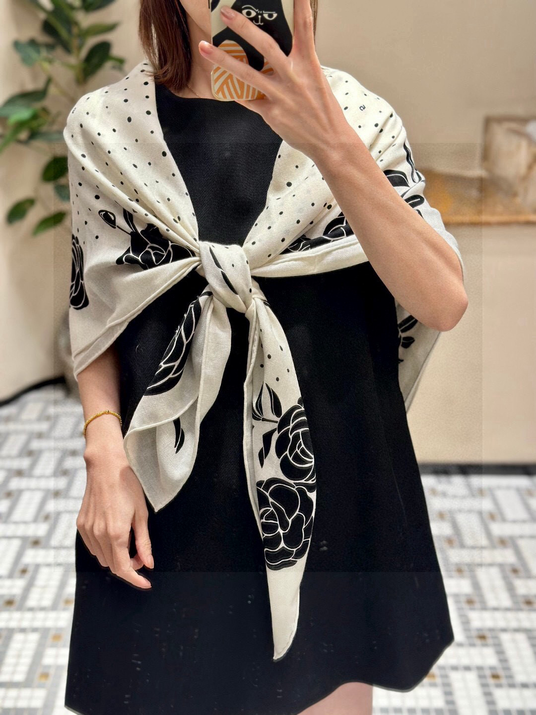  💟上新 ❤️ 

𝐂𝐡𝐚𝐧𝐞𝐥 •  ℕ𝕖𝕨《小香山茶花系列单品集》 黑色
Size：140*140c