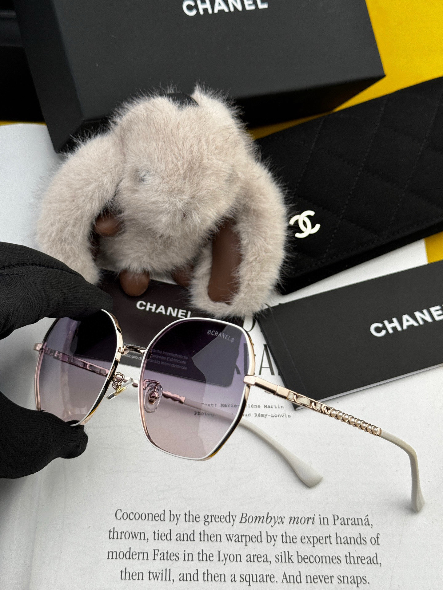  新品CHANEL 香奈儿太阳镜以独特魅力和前卫风格诠释春夏最新眼镜，以方框设计两边经典小香珍珠做点缀，