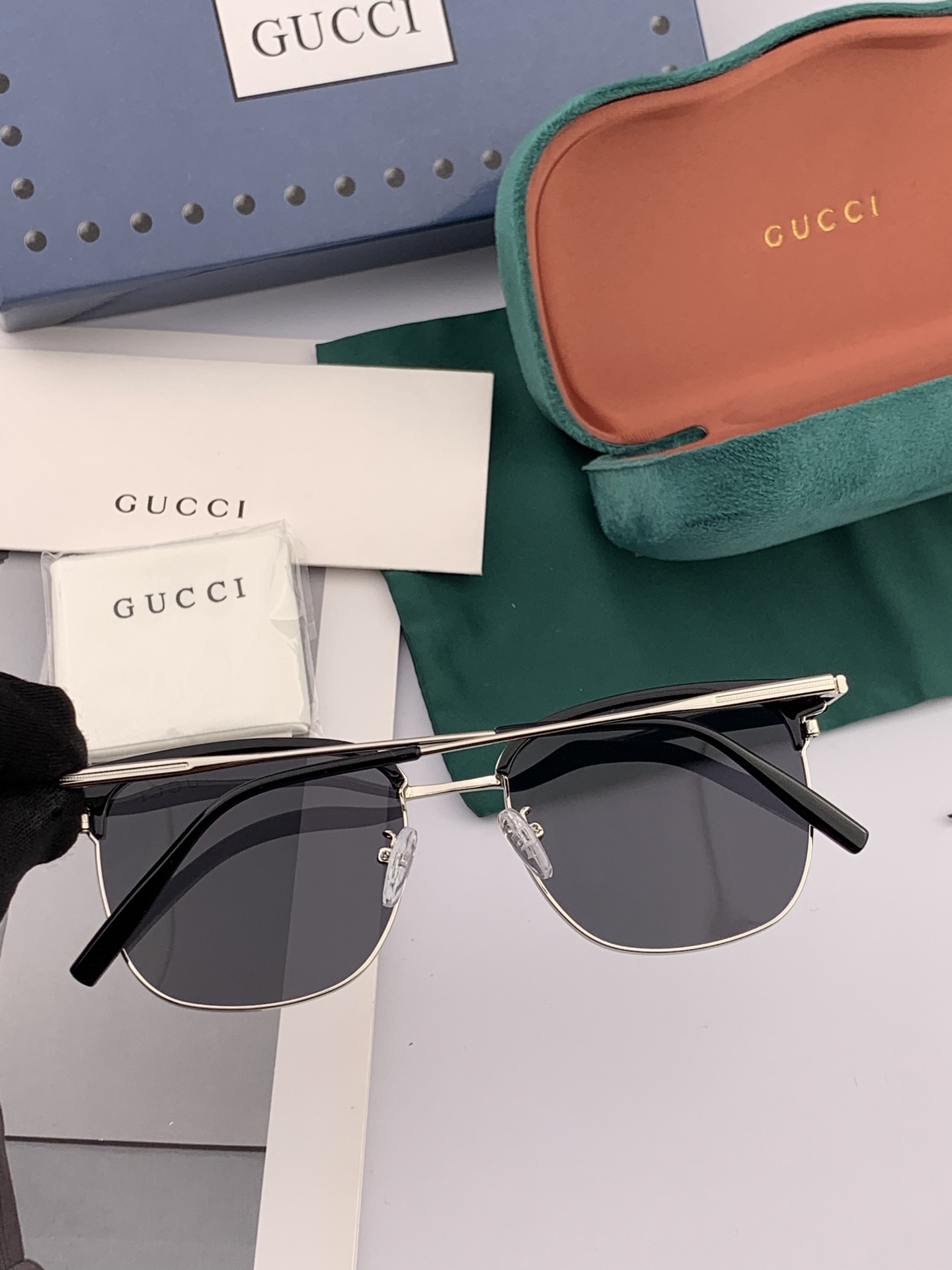   Gucci 。  高品质男女款墨镜   👍 进口宝丽来偏光镜片  。蛤蟆镜 开车钓鱼都可 。百搭显瘦