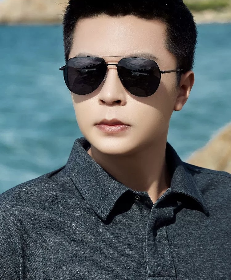       LV 男款炫彩飞行员偏光太阳镜 ❤️材质：高清尼龙加厚卡槽高清偏光镜片 🌹无边框镜架💕颜👍型