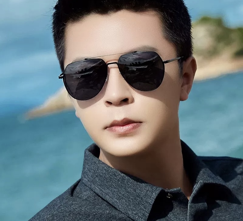       LV 男款炫彩飞行员偏光太阳镜 ❤️材质：高清尼龙加厚卡槽高清偏光镜片 🌹无边框镜架💕颜👍型