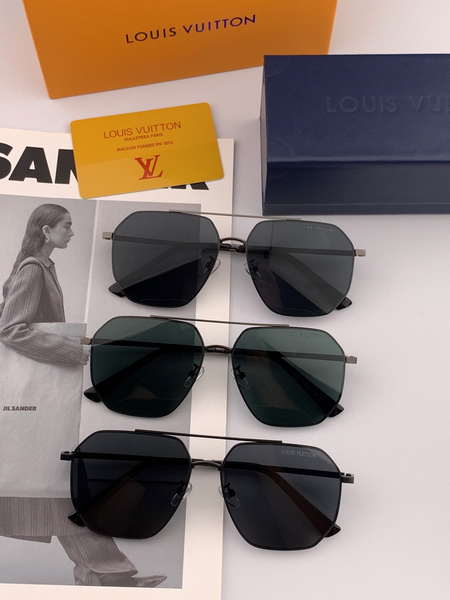       LV 男款炫彩飞行员偏光太阳镜 ❤️材质：高清尼龙加厚卡槽高清偏光镜片 🌹无边框镜架💕颜👍型