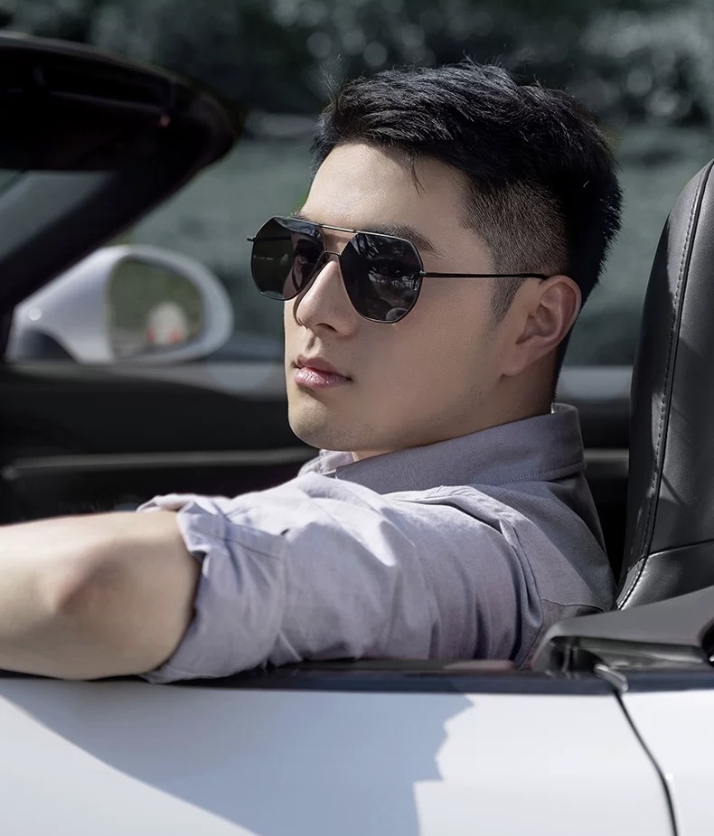       LV 男款炫彩飞行员偏光太阳镜 ❤️材质：高清尼龙加厚卡槽高清偏光镜片 🌹无边框镜架💕颜👍型