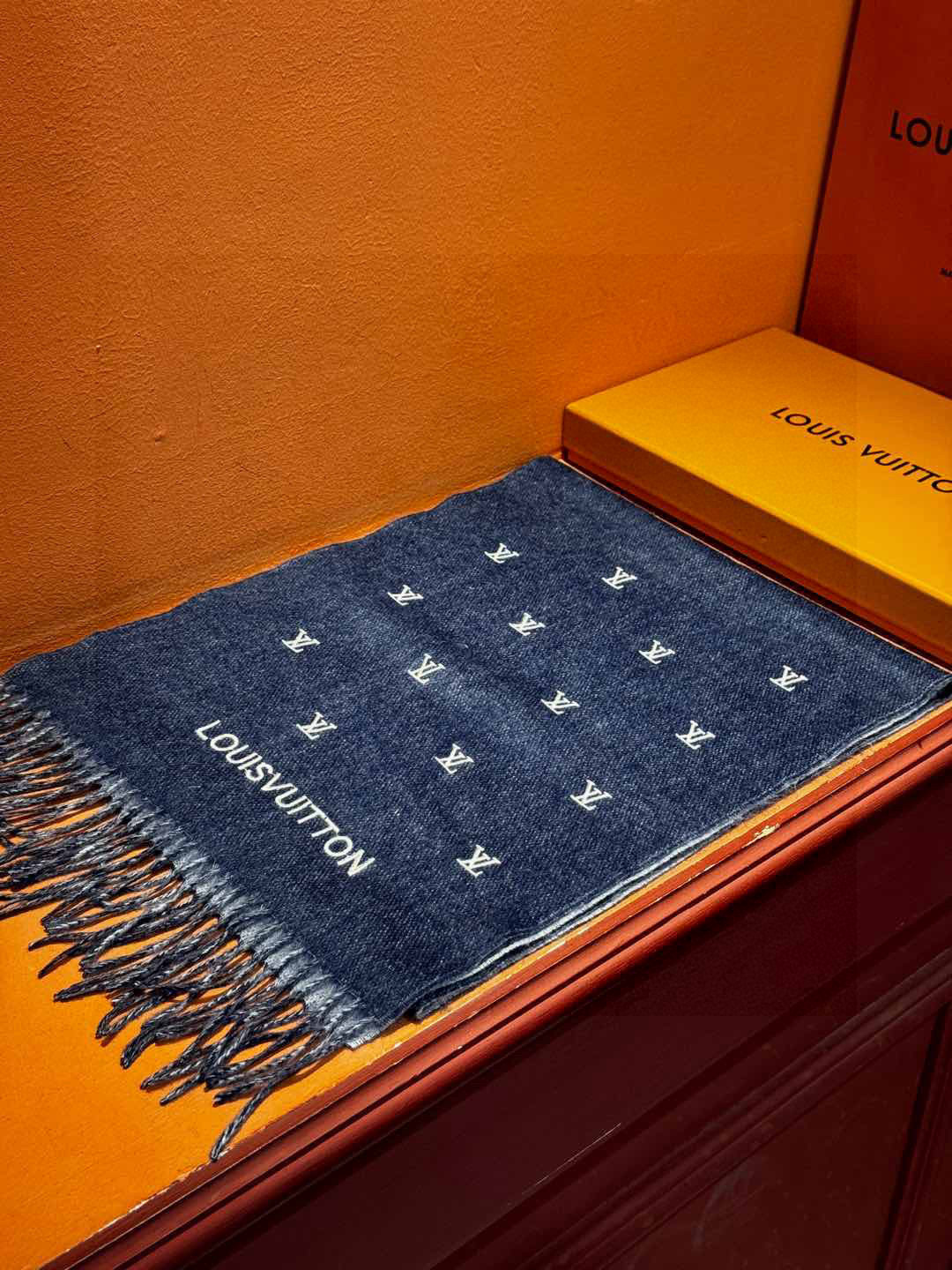   【LV】官网新款 情侣款 巴黎时装展双面羊绒围巾！采用蒙古高原细羊绒！手感满满地都是细腻的绒毛！这个