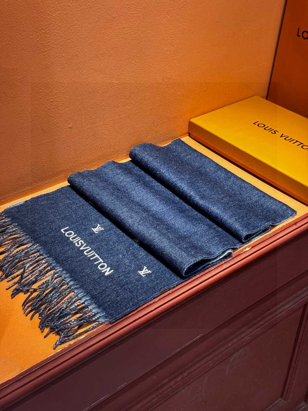   【LV】官网新款 情侣款 巴黎时装展双面羊绒围巾！采用蒙古高原细羊绒！手感满满地都是细腻的绒毛！这个