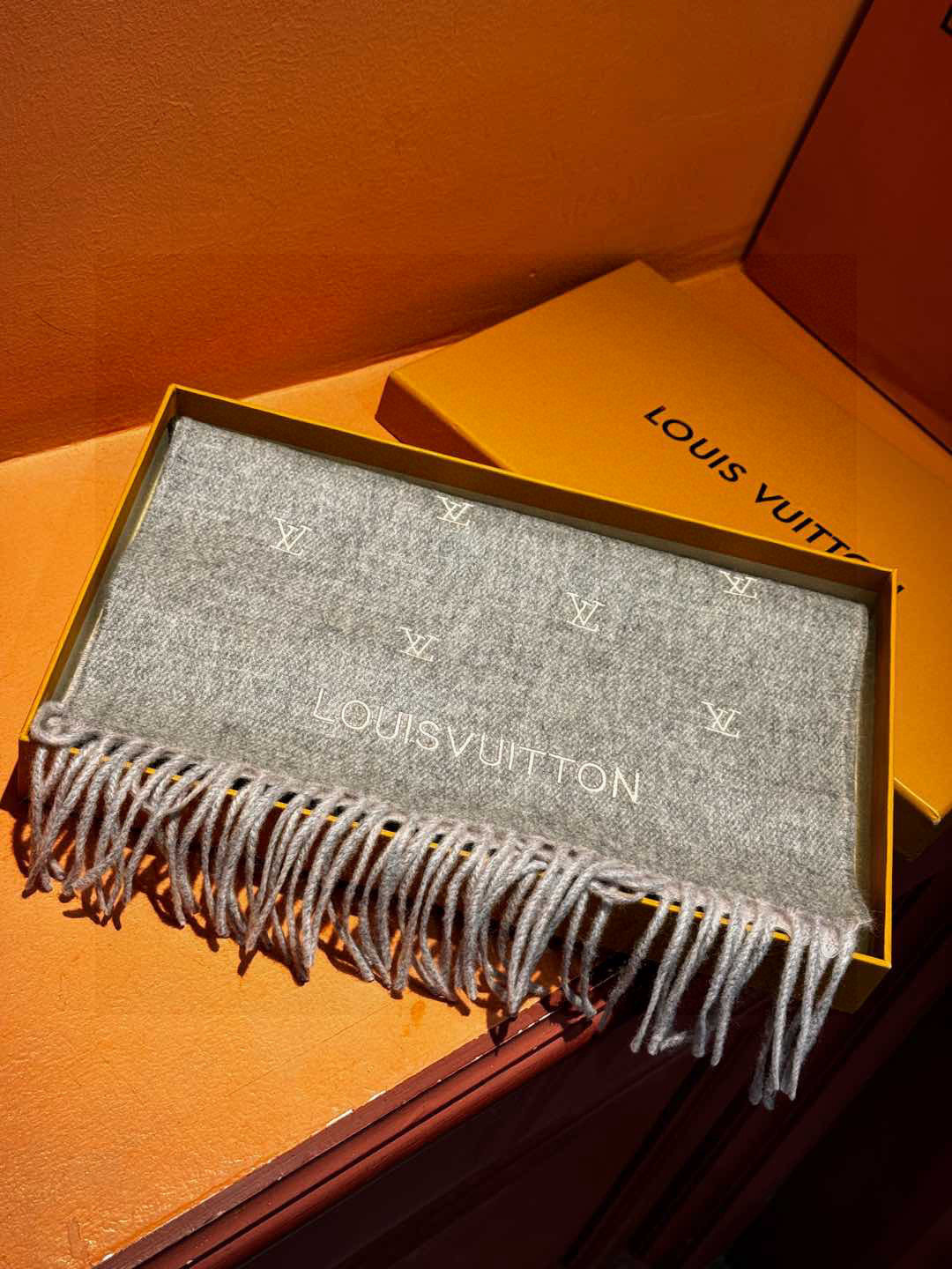   【LV】官网新款 情侣款 巴黎时装展双面羊绒围巾！采用蒙古高原细羊绒！手感满满地都是细腻的绒毛！这个