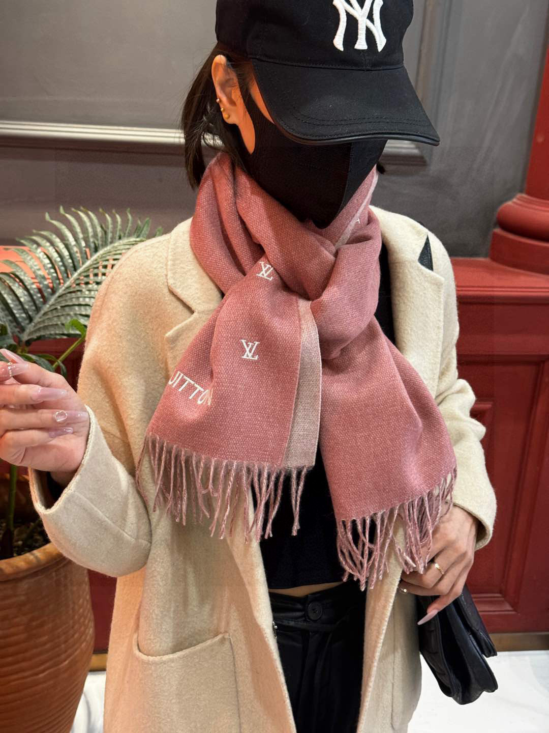   【LV】官网新款 情侣款 巴黎时装展双面羊绒围巾！采用蒙古高原细羊绒！手感满满地都是细腻的绒毛！这个