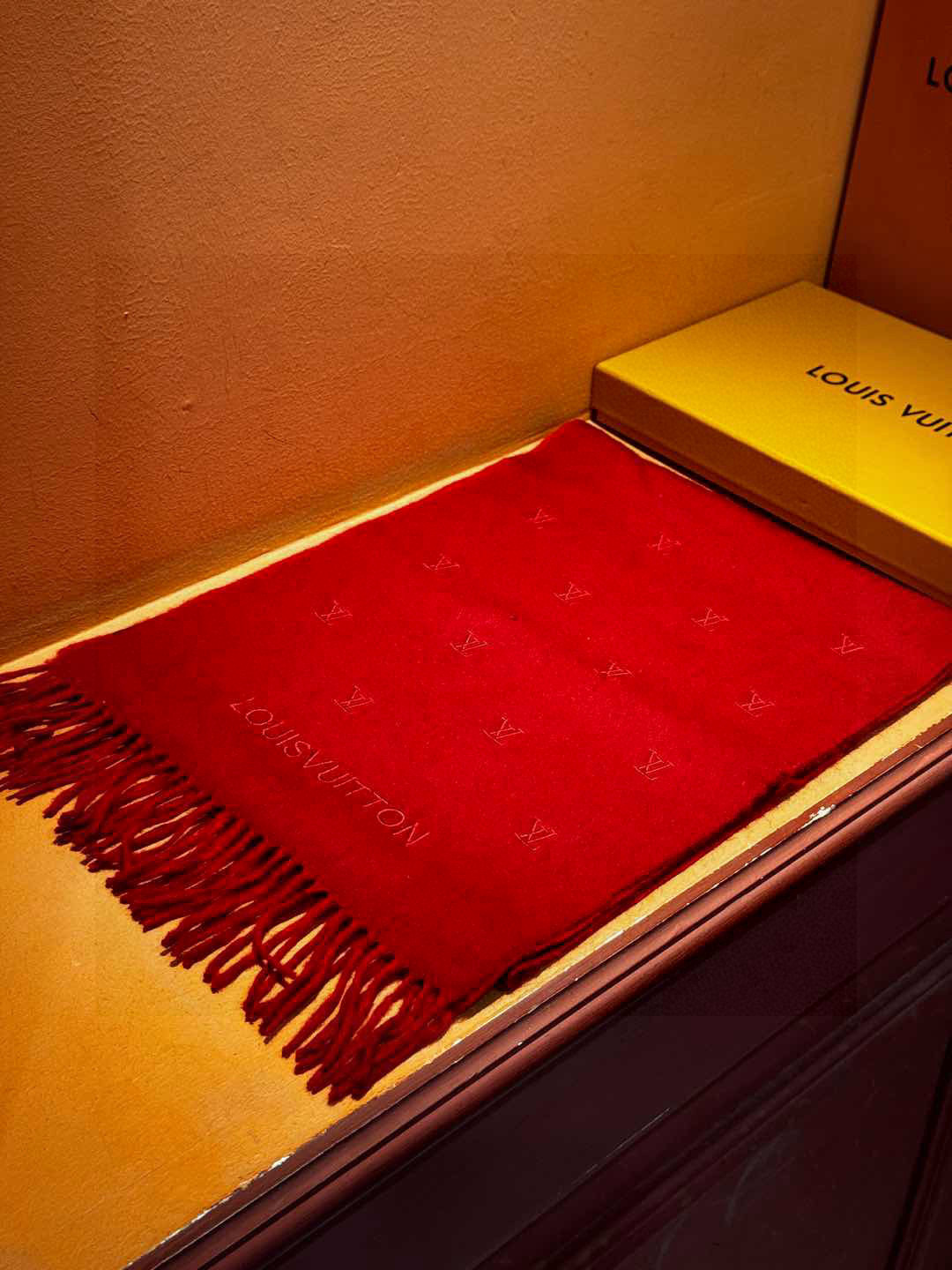   【LV】官网新款 情侣款 巴黎时装展双面羊绒围巾！采用蒙古高原细羊绒！手感满满地都是细腻的绒毛！这个