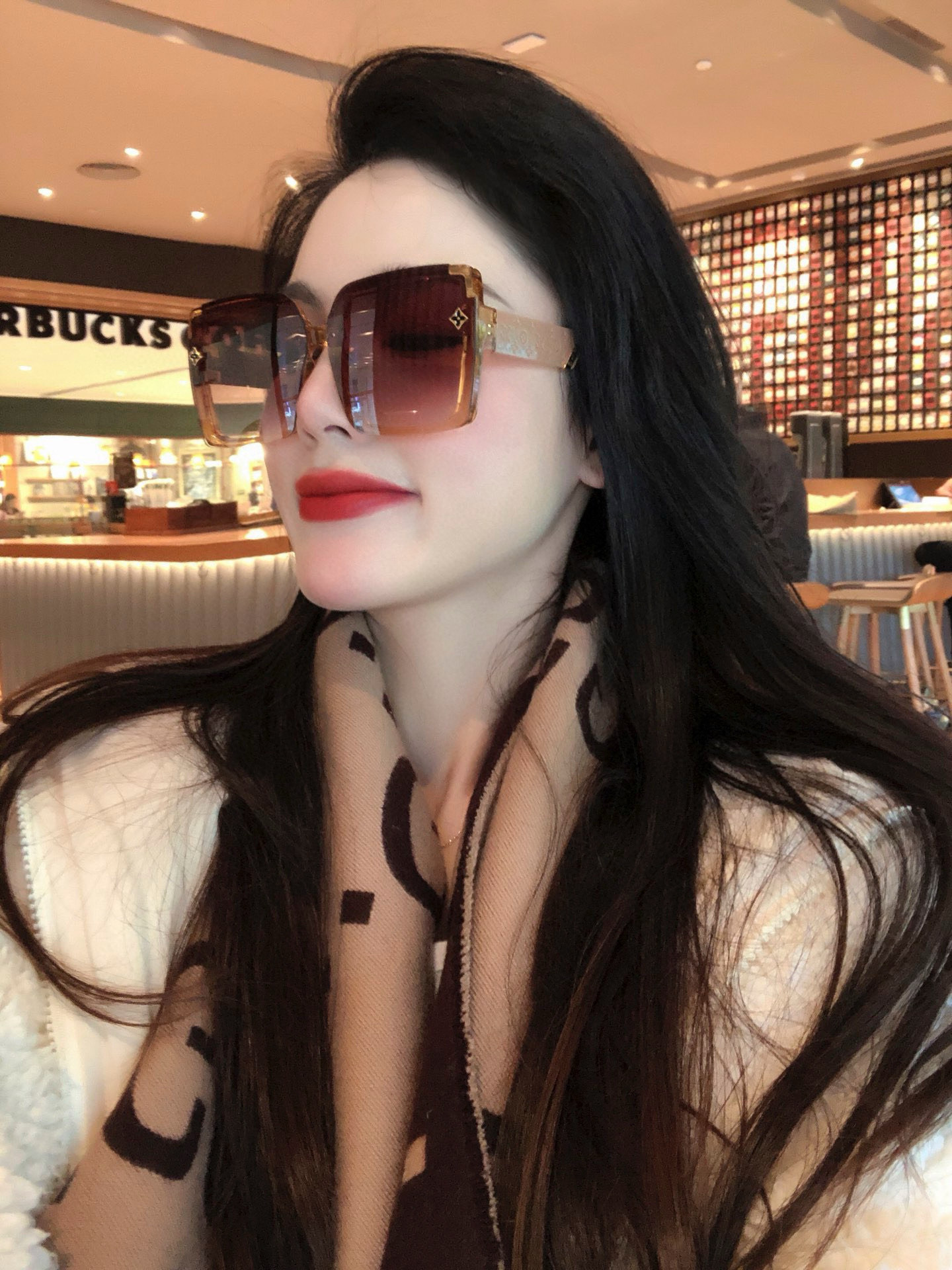NO:257850,LV large frame sunglasses sunglasses classic square frame design, not picky about face shape, it shows temperament and prevents UV rays whether paired with a coat or a dress. Model model L0623 glasses sunglasses sunglasses, glasses, louis vuitton, skirts19860909lv大框太阳镜墨镜经典的方框设计,不挑脸型,无论搭配大衣还是连衣裙都非常显气质预防紫外线 型号型号L0623眼镜墨镜太阳镜,眼镜,louis vuitton,skirts,glasses