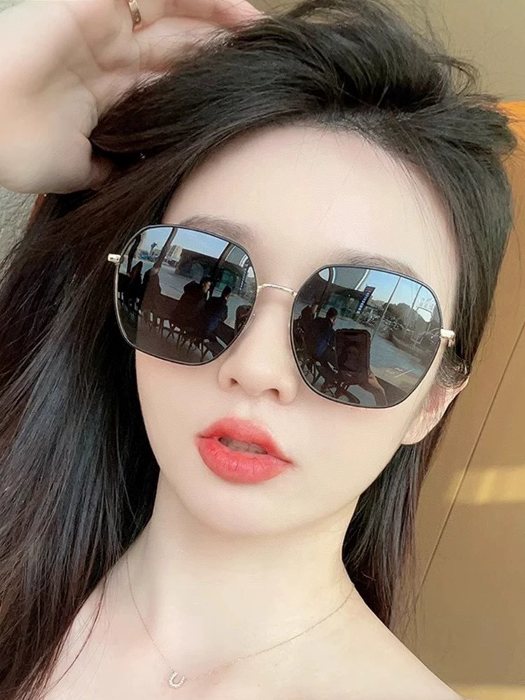 NO:258013,【Fendi】2025 new spring model trendy fashion square polarized sunglasses high quality comfortable to wear Internet celebrity trendy sunglasses women's high definition polarized sunglasses high quality sunglasses Model FD2639 glasses sunglasses sunglasses, glasses, fendi19860909【芬迪】2025开春新款 潮流爆款 时尚方框偏光太阳镜 高品质 佩戴舒适 网红潮款墨镜 女士高清偏光太阳镜 高品质太阳镜 型号FD2639眼镜墨镜太阳镜,眼镜,fendi,glasses