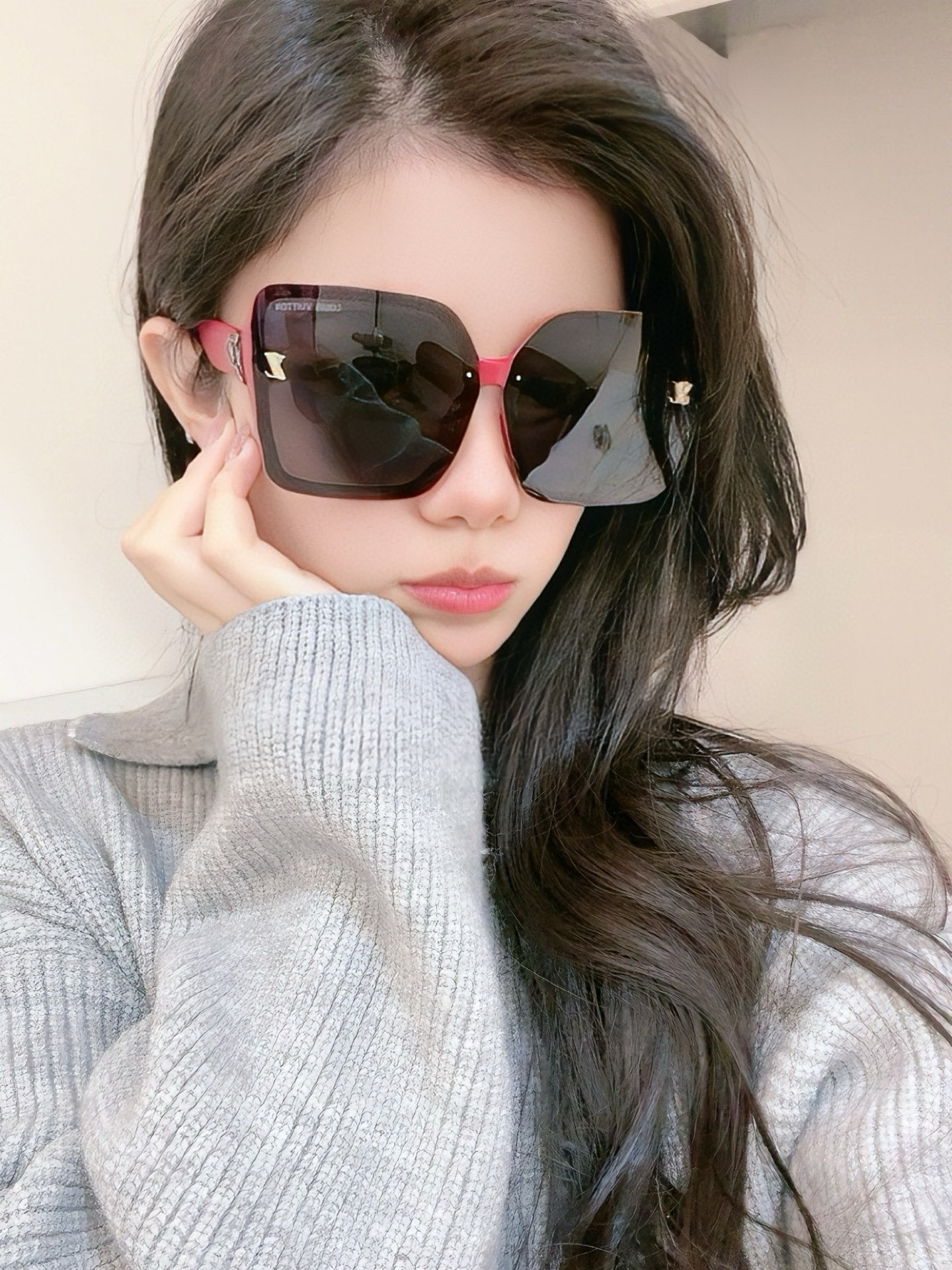 NO:258037,LV large frame sunglasses sunglasses classic square frame design, not picky about face shape, it shows temperament and prevents UV rays whether paired with a coat or a dress. Model model L3230 glasses sunglasses sunglasses, glasses, louis vuitton, skirts19860909lv大框太阳镜墨镜经典的方框设计,不挑脸型,无论搭配大衣还是连衣裙都非常显气质预防紫外线 型号型号L3230眼镜墨镜太阳镜,眼镜,louis vuitton,skirts,glasses