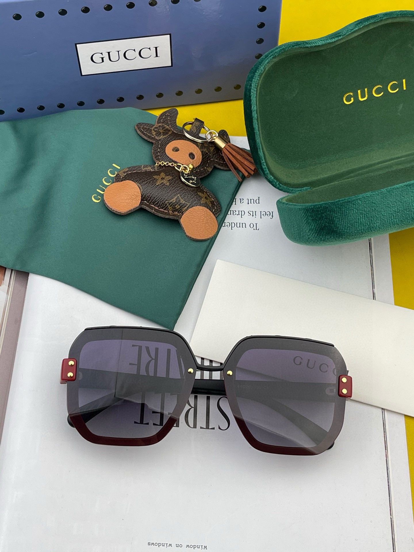    【TR偏光系列】
 Gucci联名系列限量版经典的方框设计，不挑脸型，无论搭配大衣还是连衣裙都非常