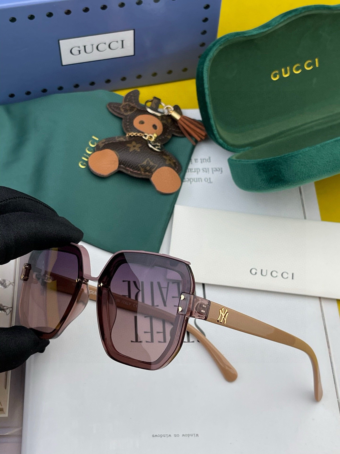    【TR偏光系列】
 Gucci联名系列限量版经典的方框设计，不挑脸型，无论搭配大衣还是连衣裙都非常