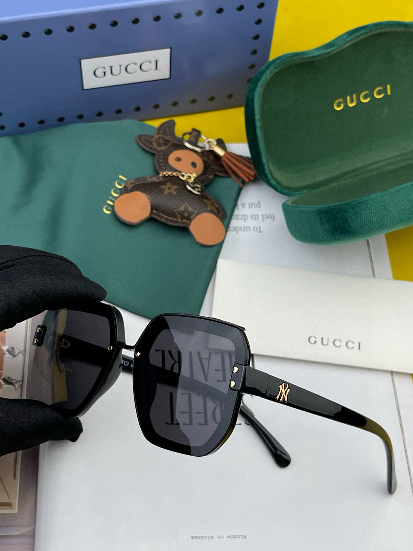    【TR偏光系列】
 Gucci联名系列限量版经典的方框设计，不挑脸型，无论搭配大衣还是连衣裙都非常